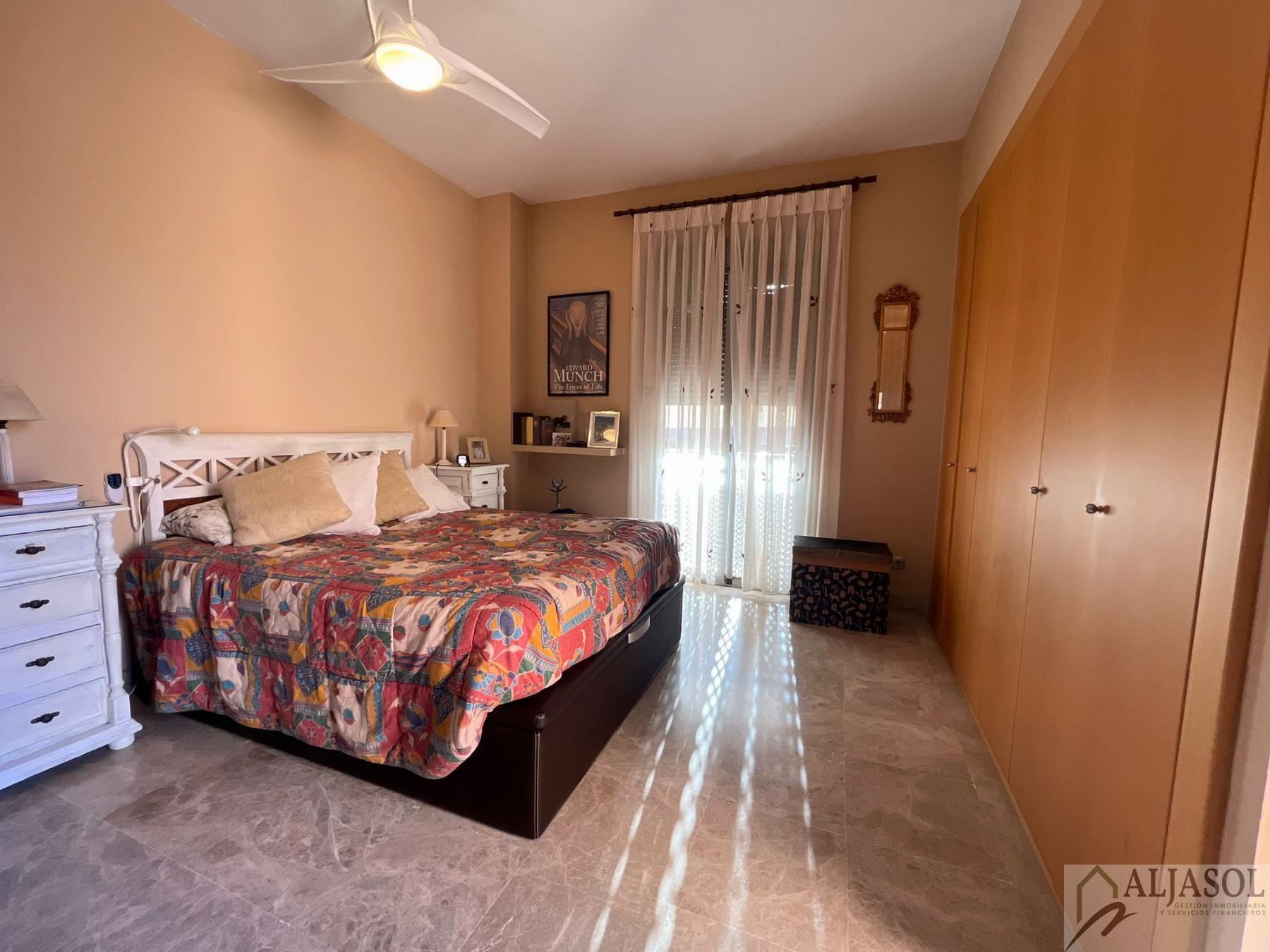 For sale of chalet in Tomares