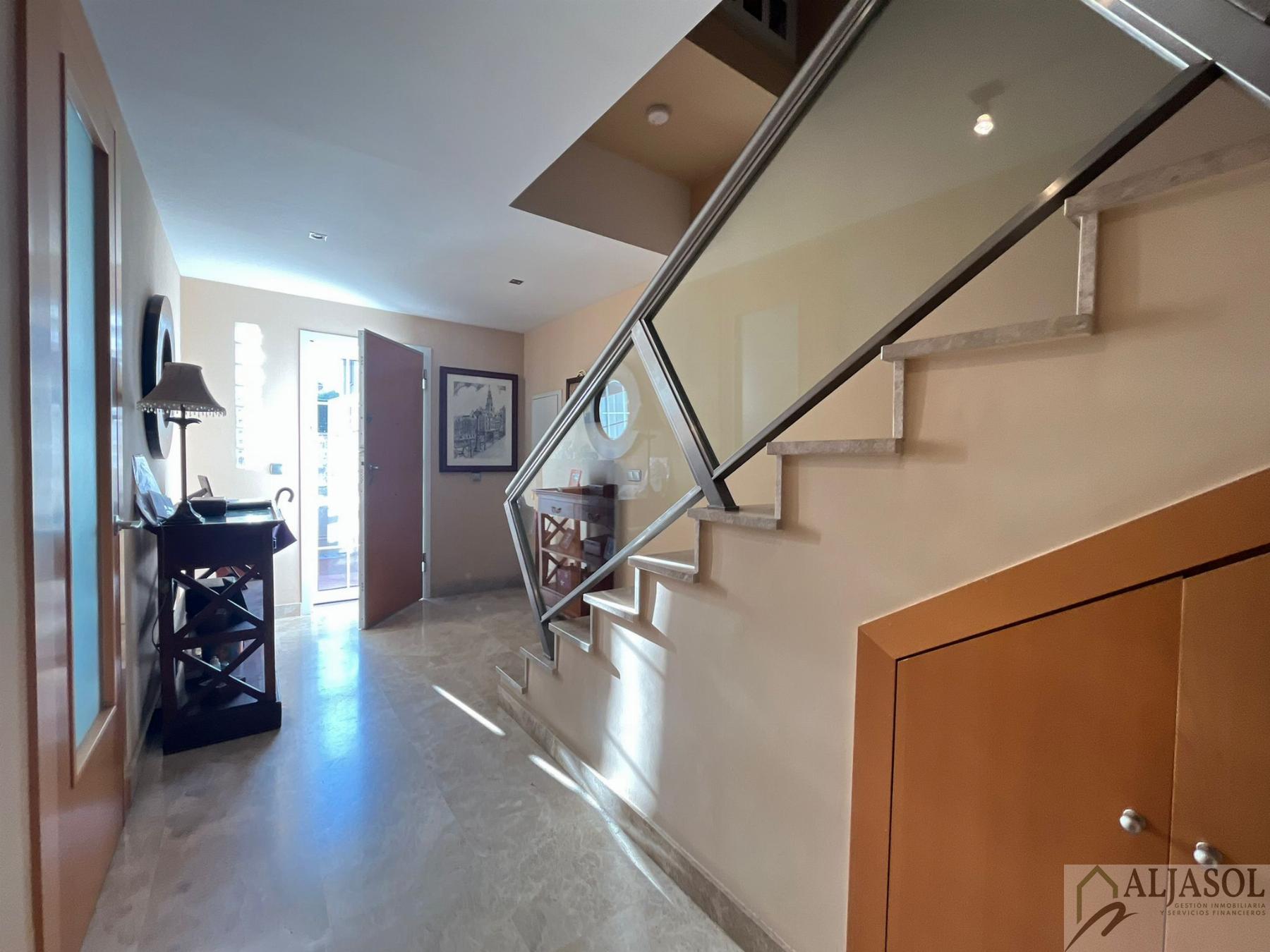 For sale of chalet in Tomares