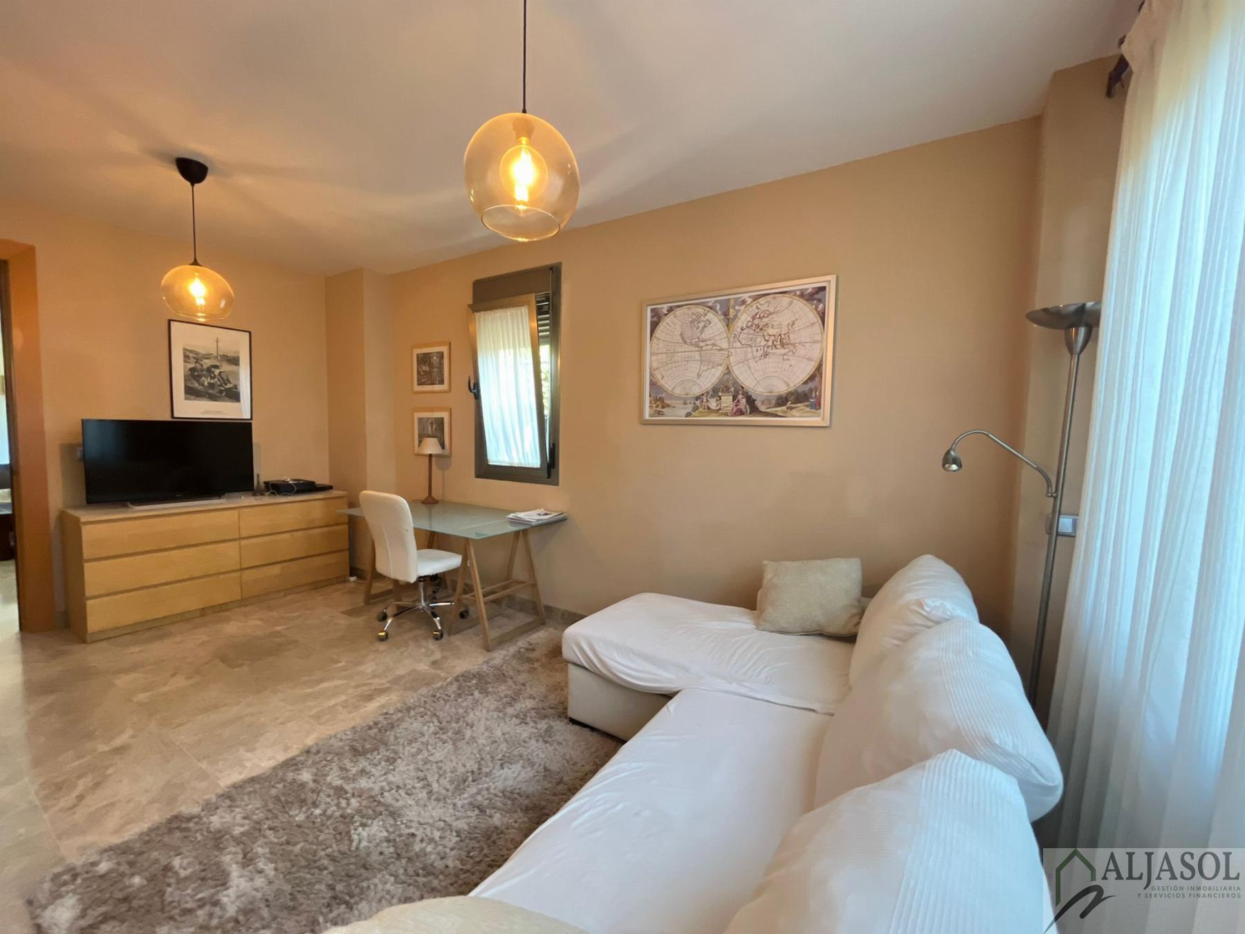 For sale of chalet in Tomares