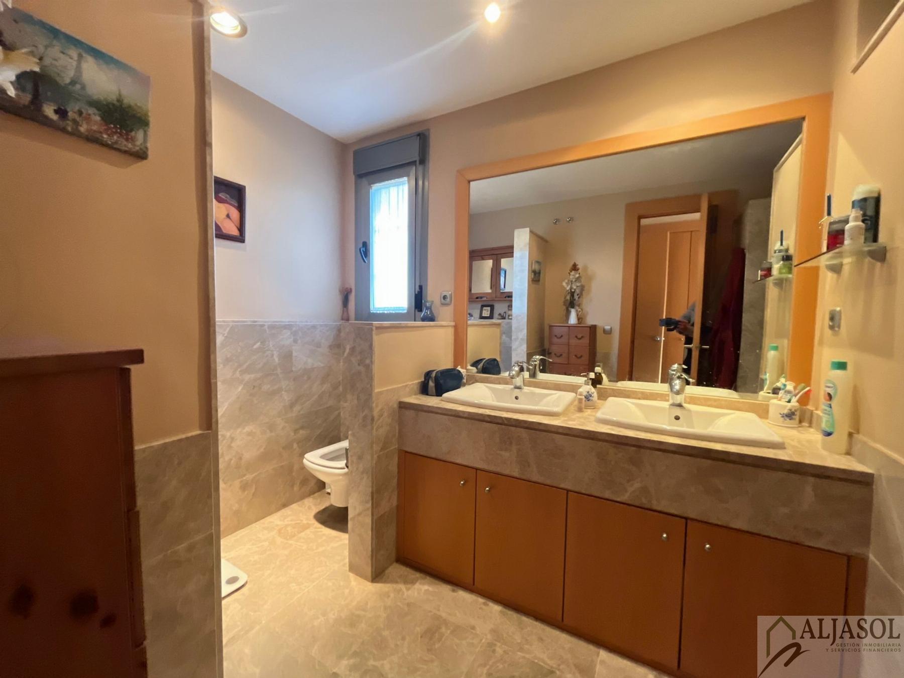 For sale of chalet in Tomares