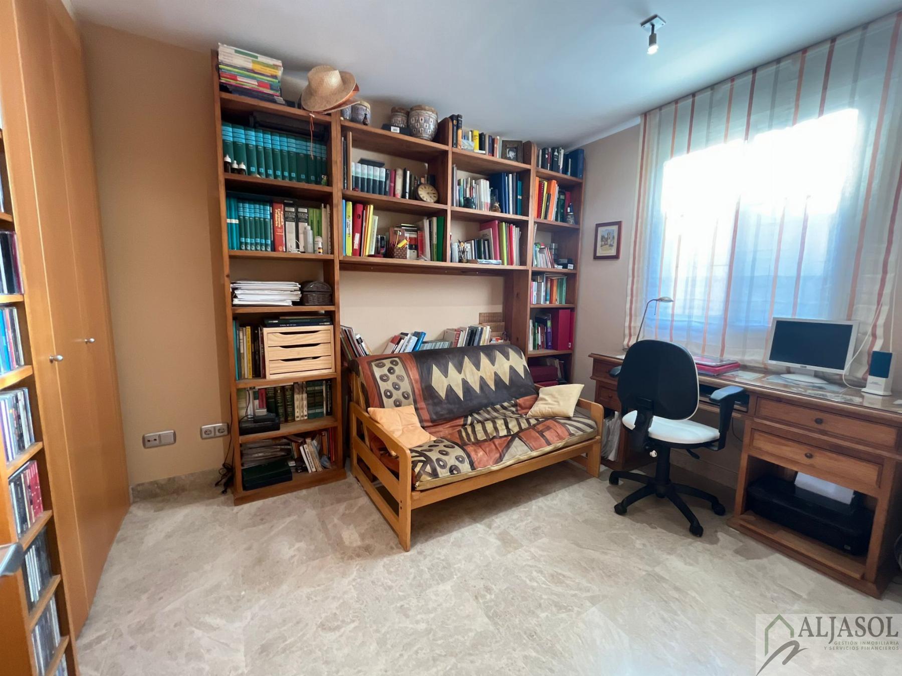 For sale of chalet in Tomares