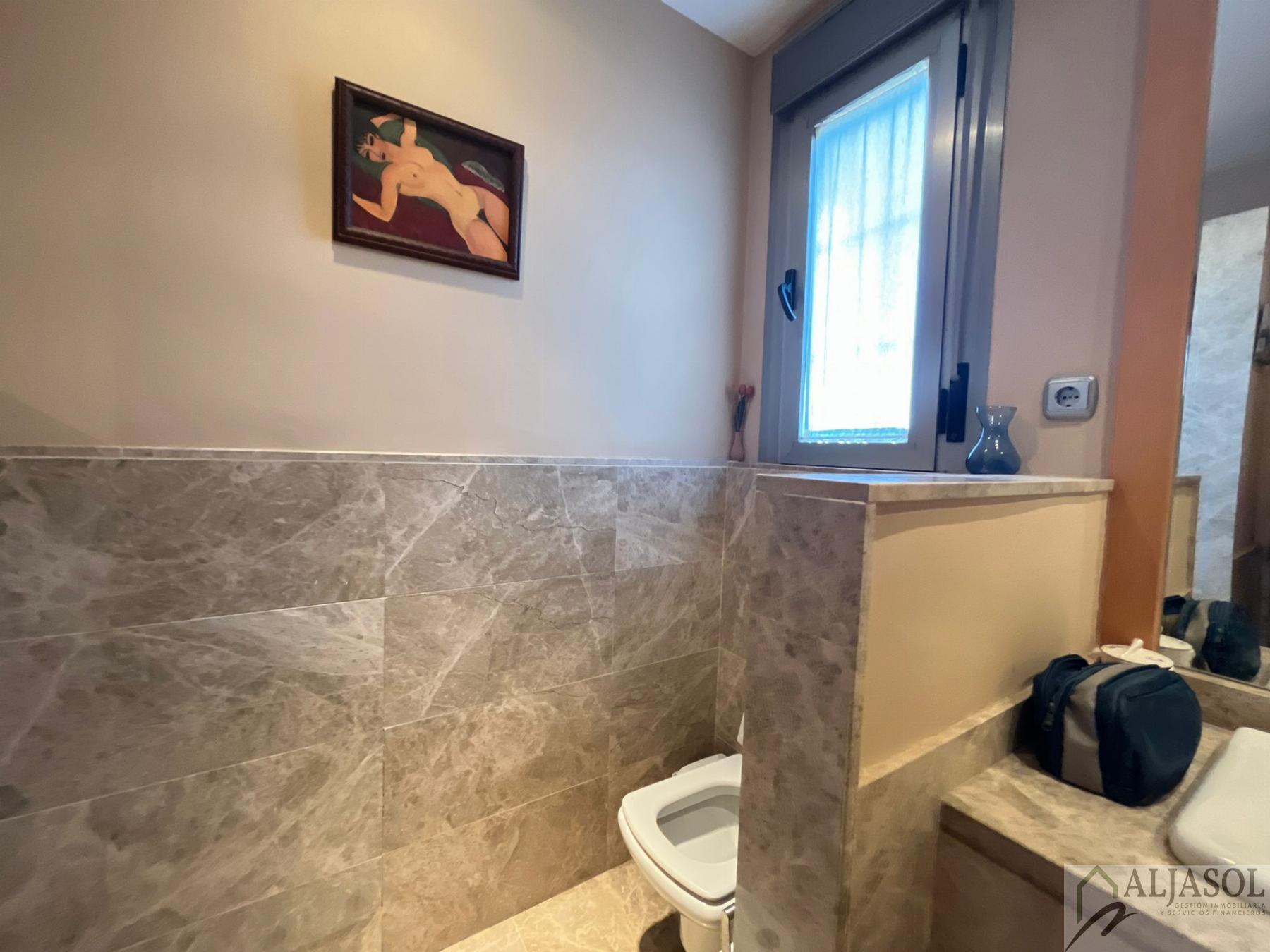 For sale of chalet in Tomares