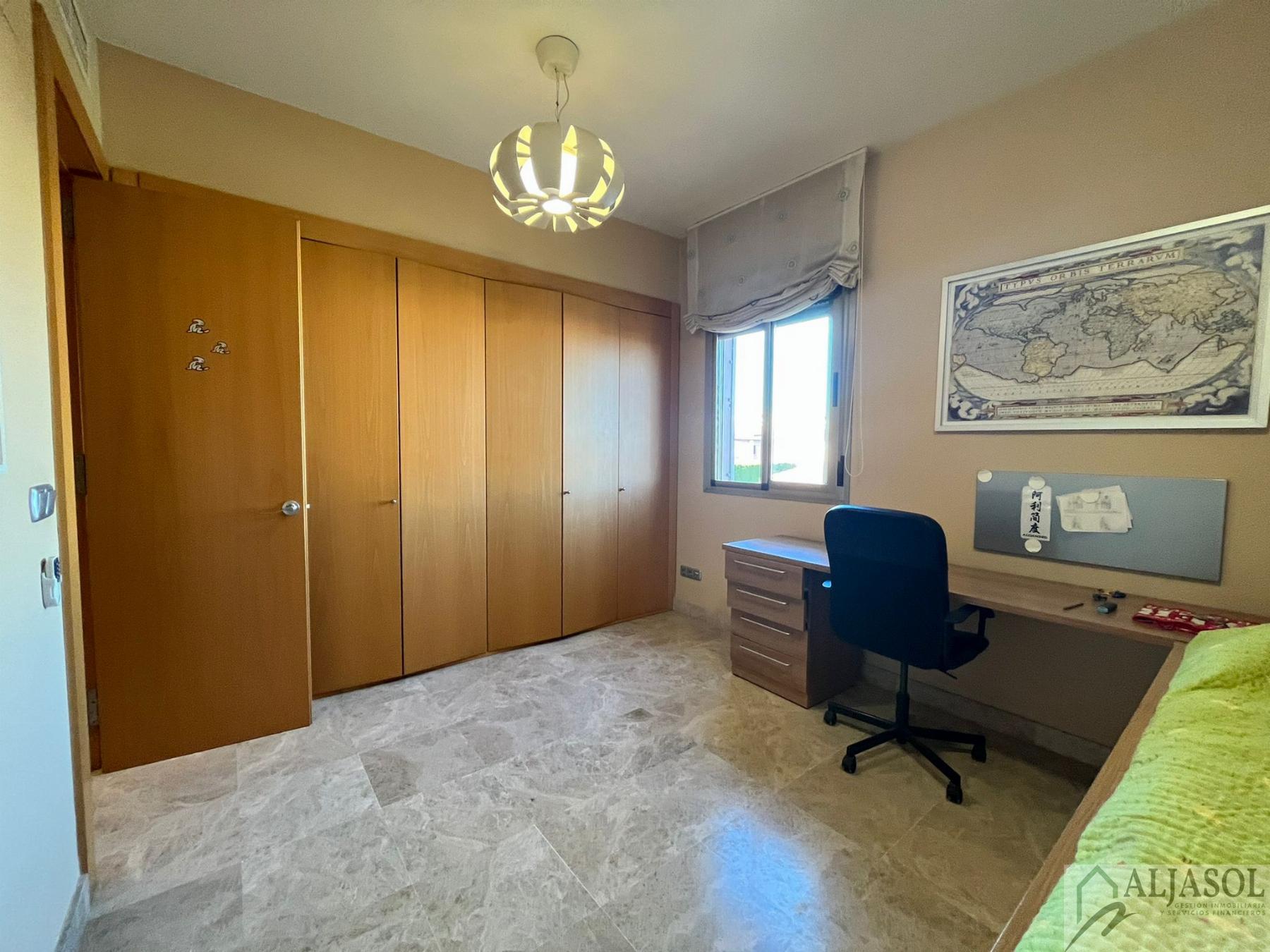 For sale of chalet in Tomares