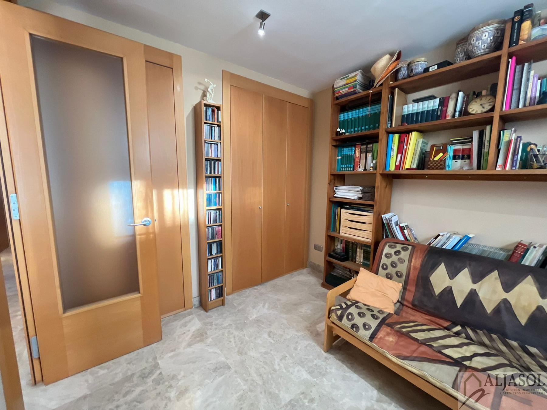 For sale of chalet in Tomares