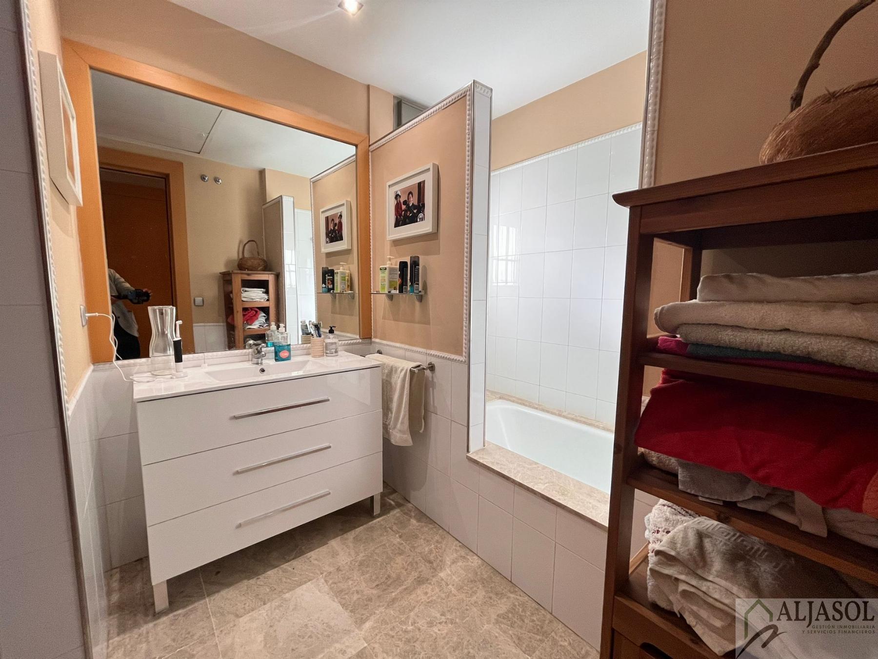 For sale of chalet in Tomares