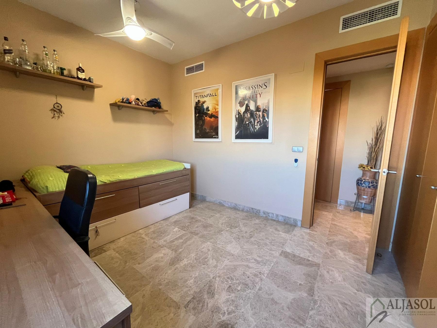 For sale of chalet in Tomares