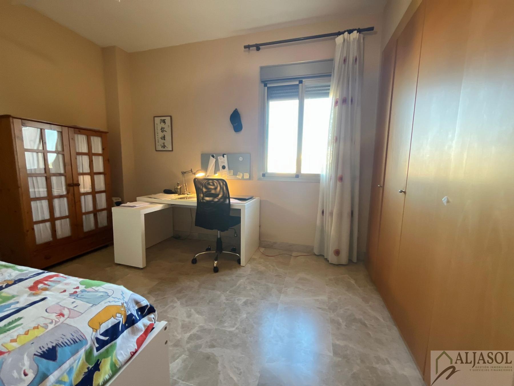 For sale of chalet in Tomares