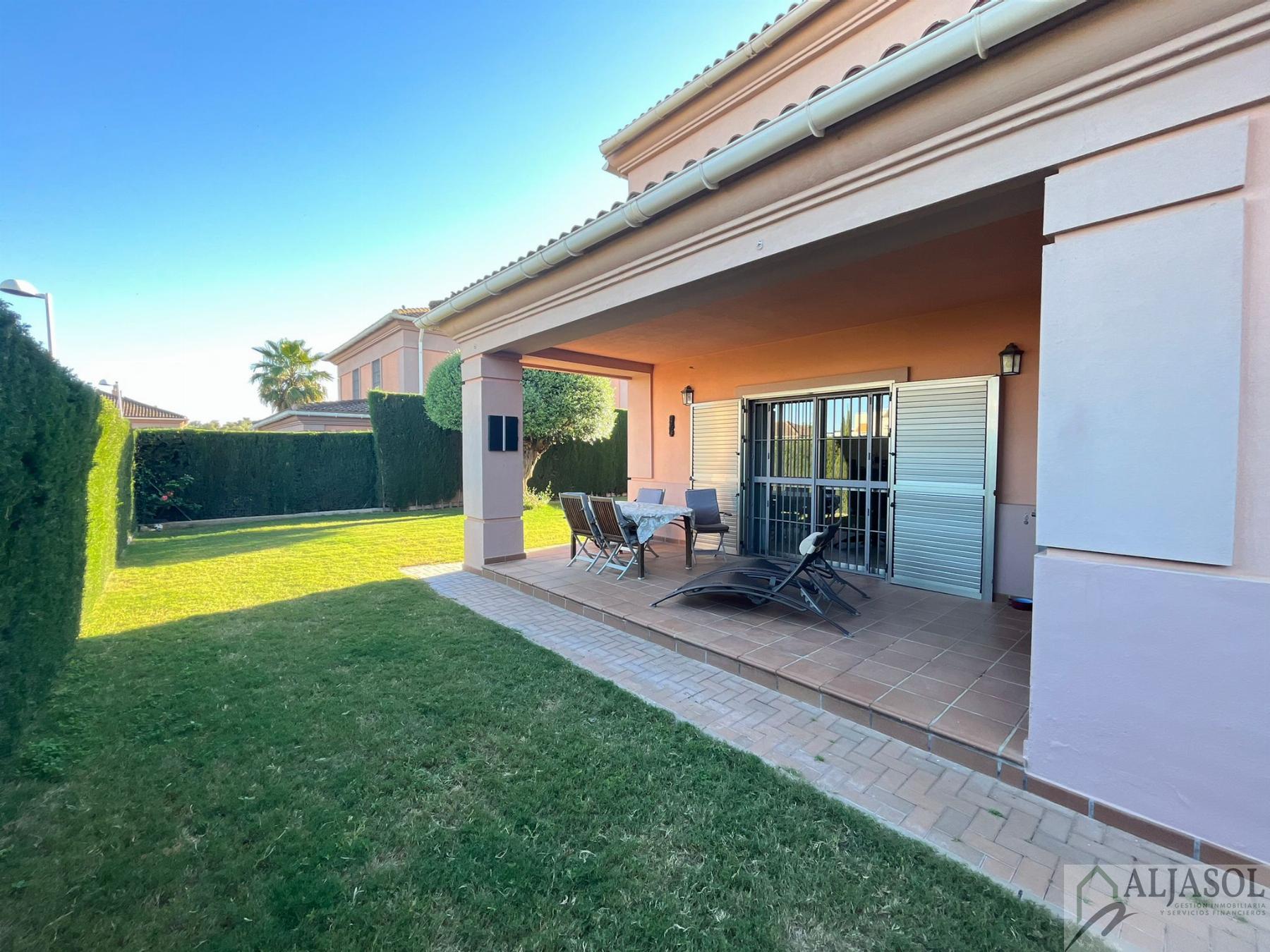 For sale of chalet in Tomares