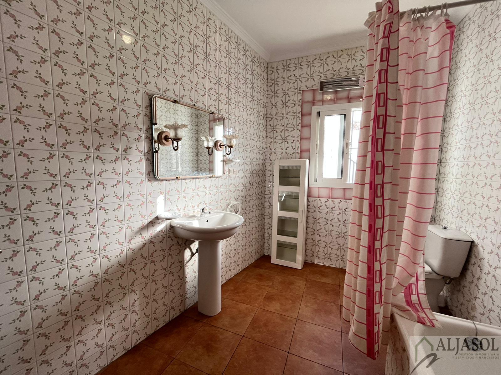 For sale of house in Gines