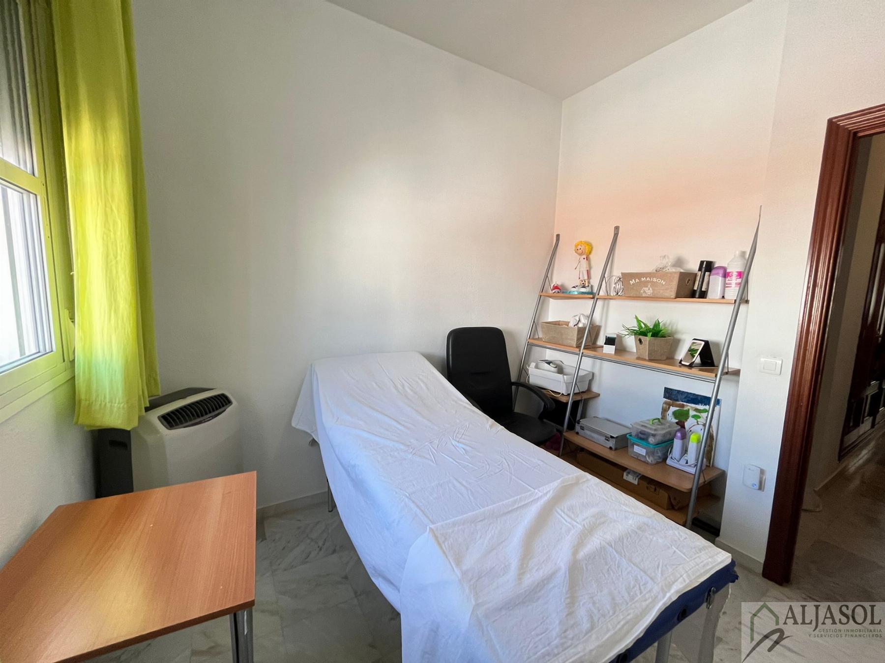 For sale of house in Salteras