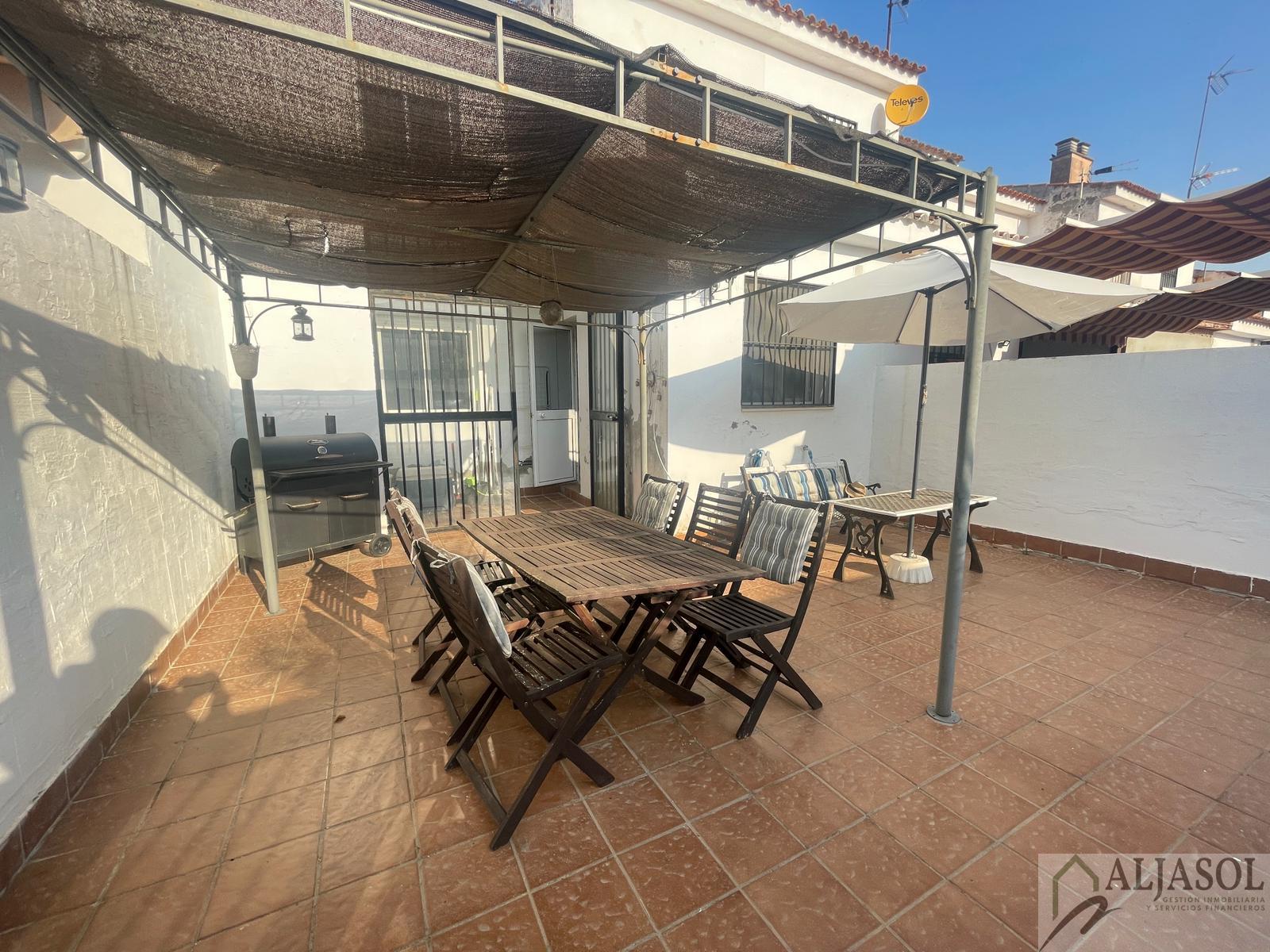 For sale of house in Villanueva del Ariscal