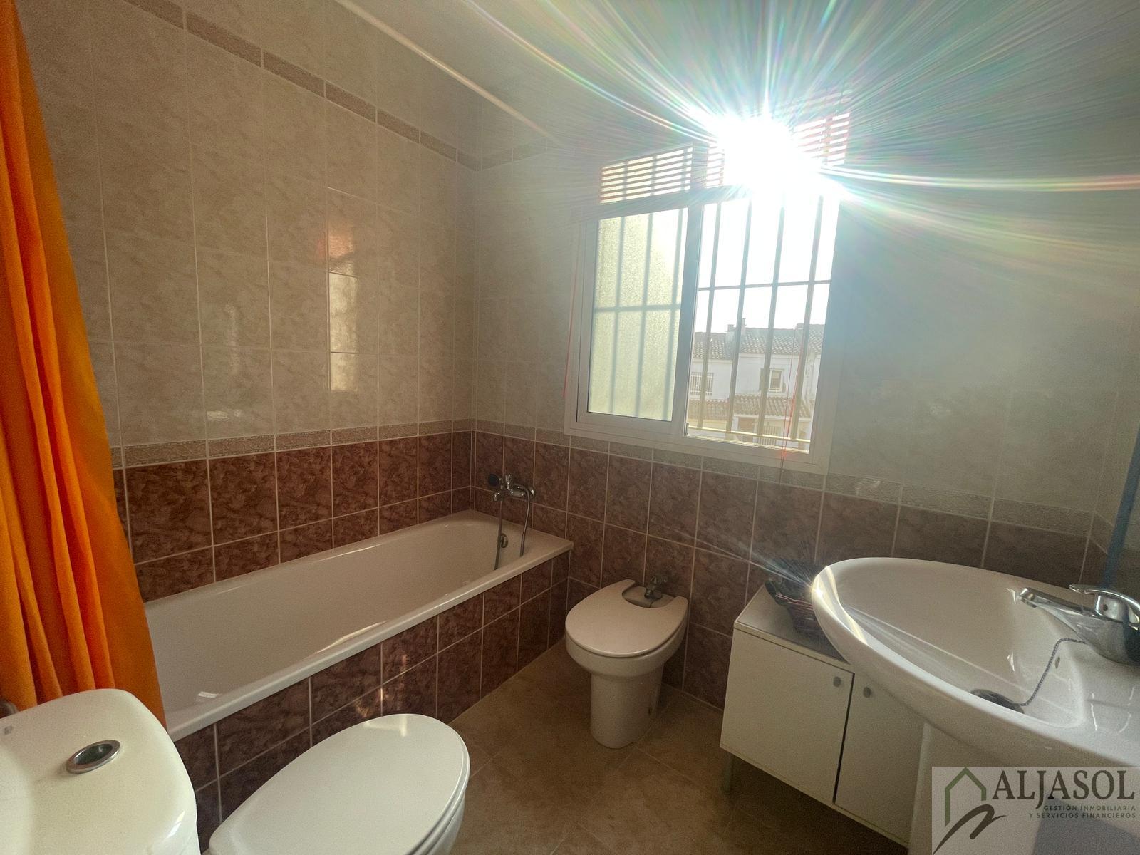 For sale of house in Villanueva del Ariscal