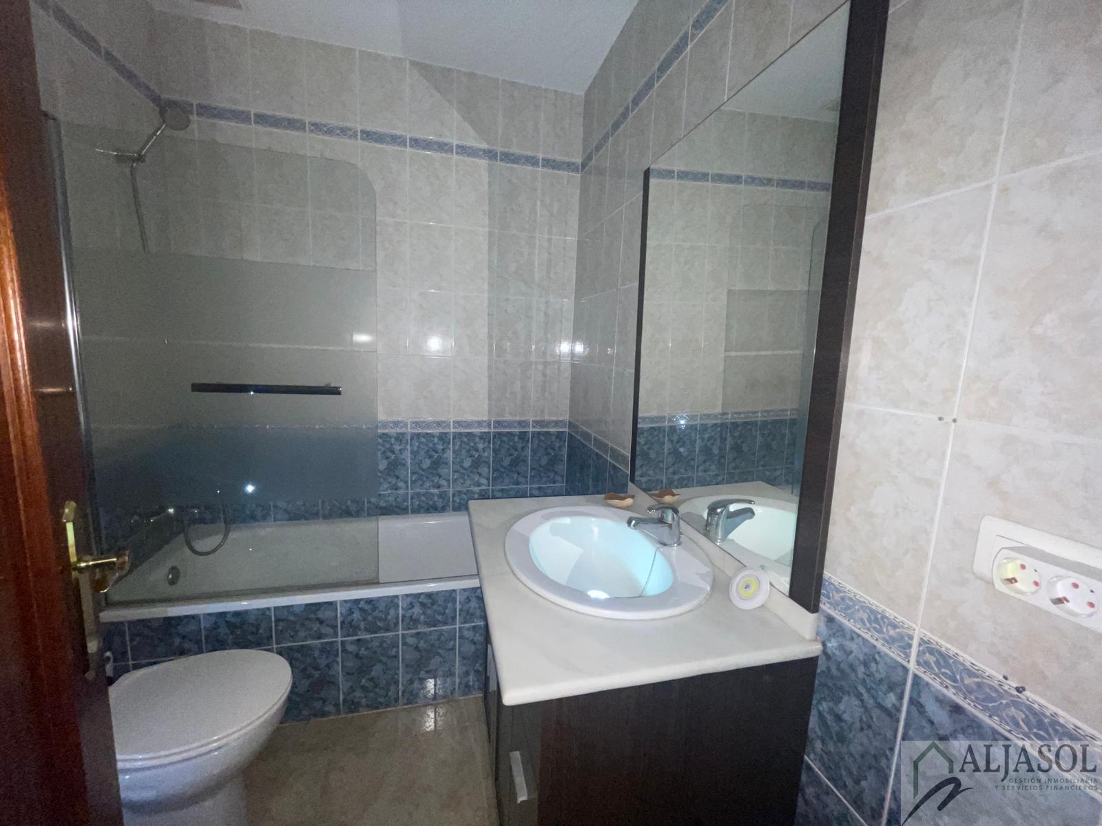 For sale of house in Villanueva del Ariscal