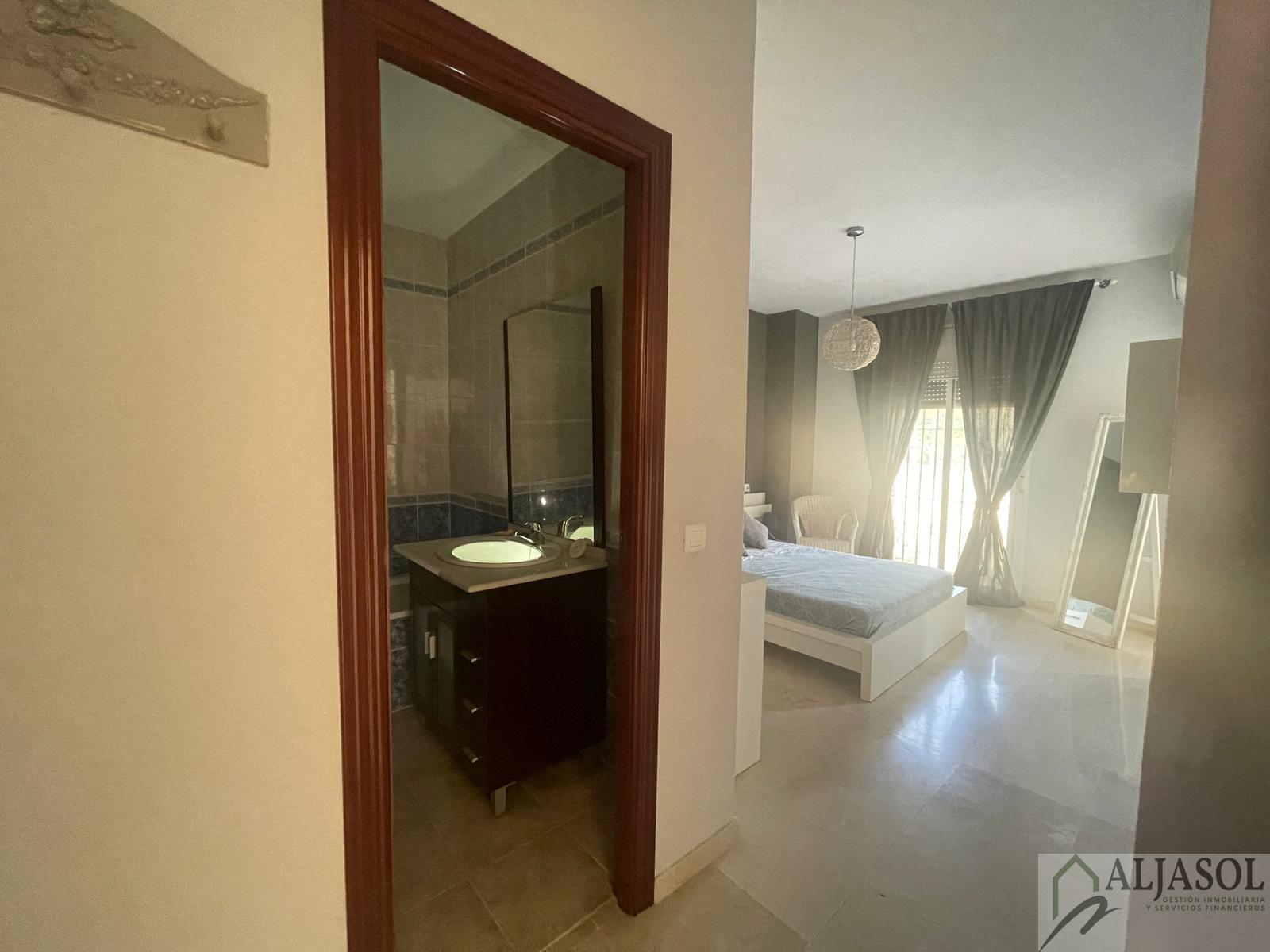 For sale of house in Villanueva del Ariscal