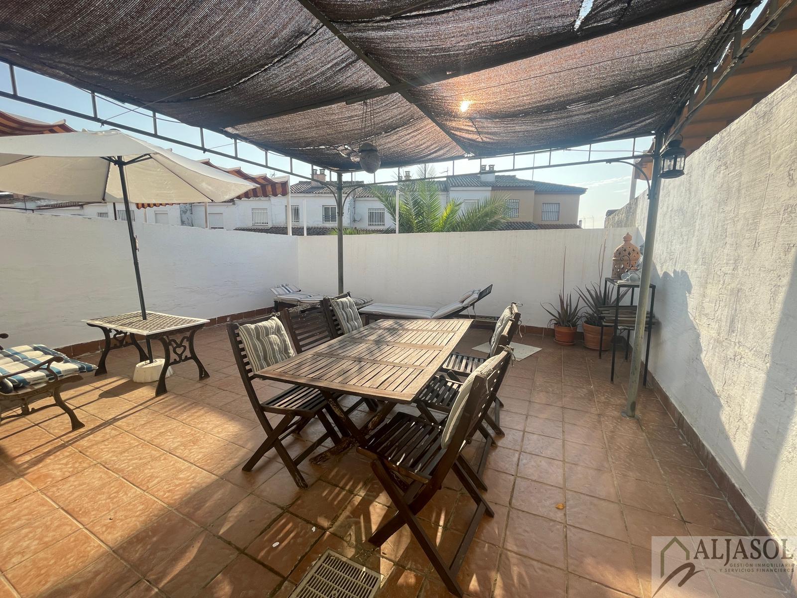 For sale of house in Villanueva del Ariscal