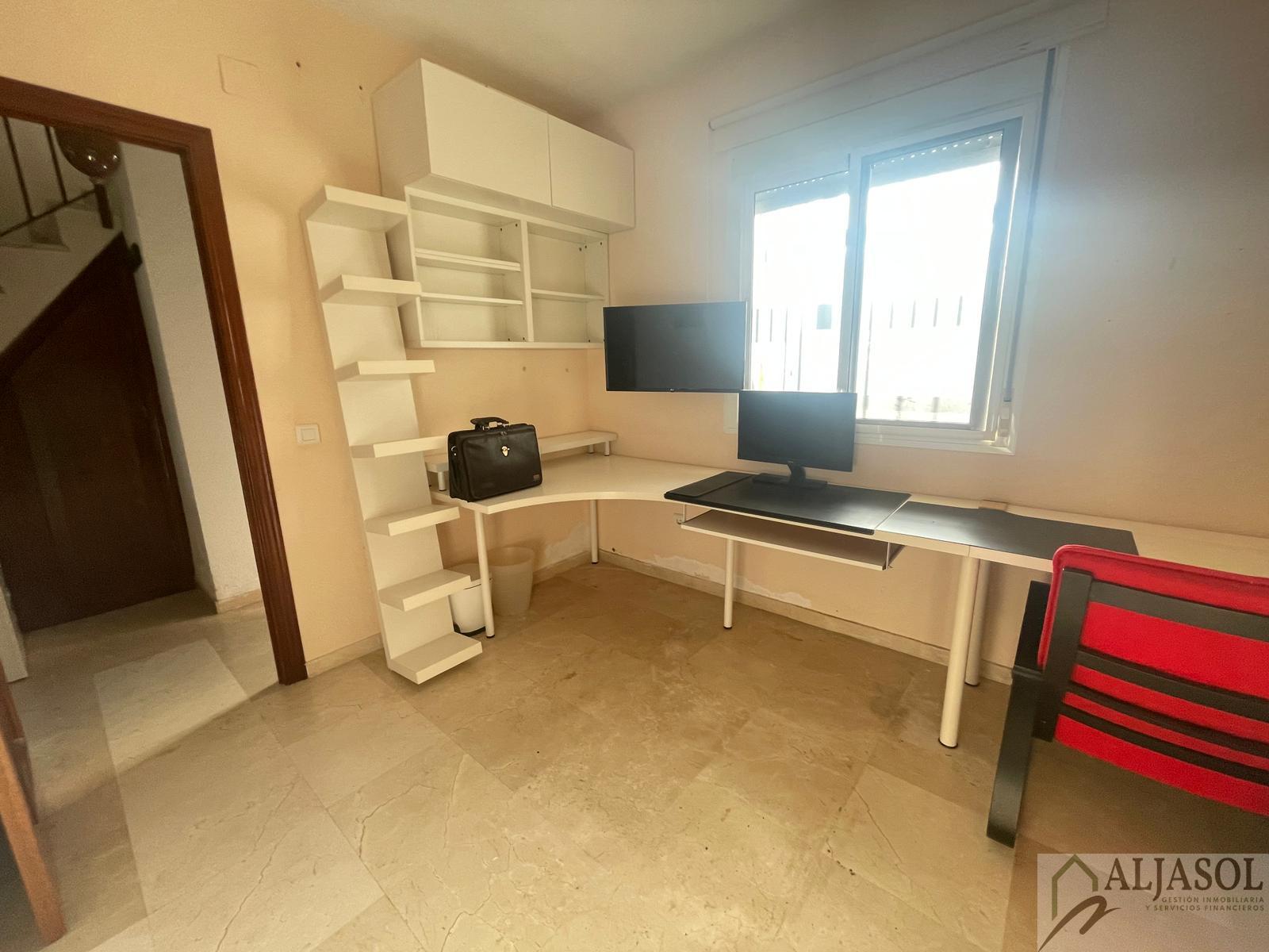 For sale of house in Villanueva del Ariscal