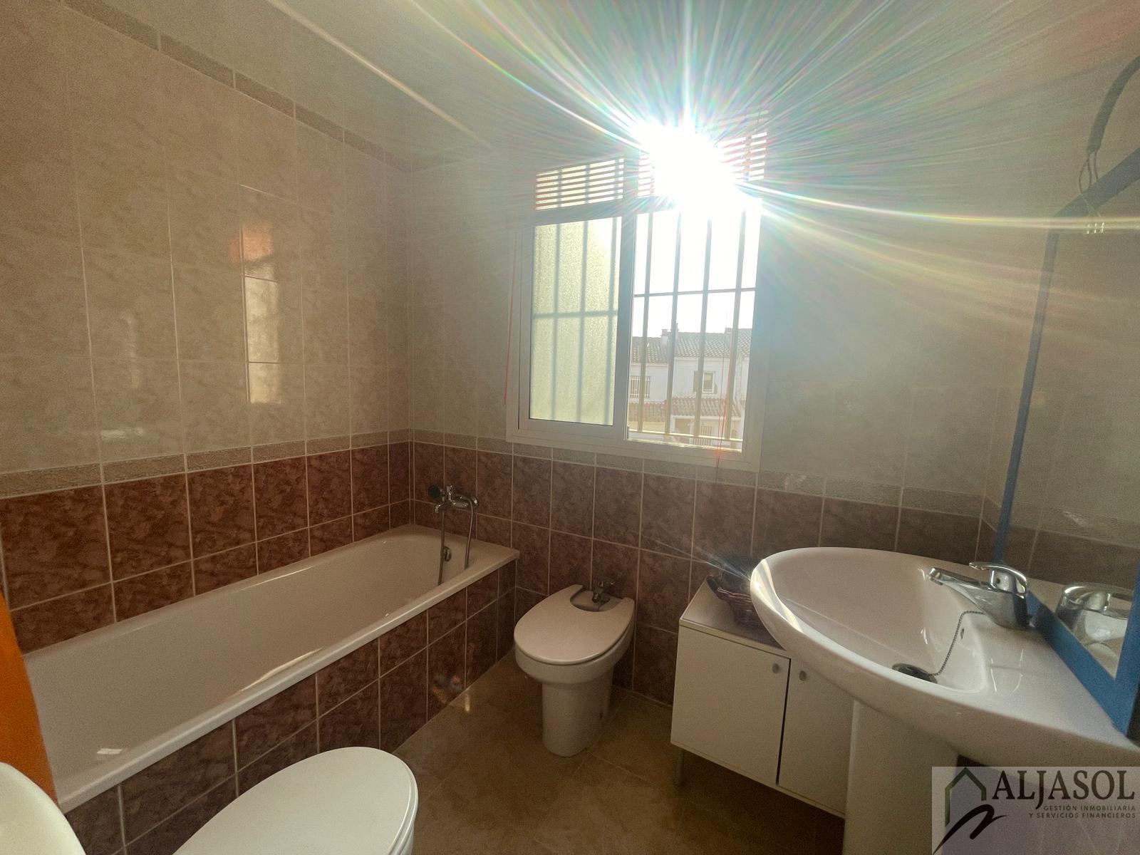For sale of house in Villanueva del Ariscal