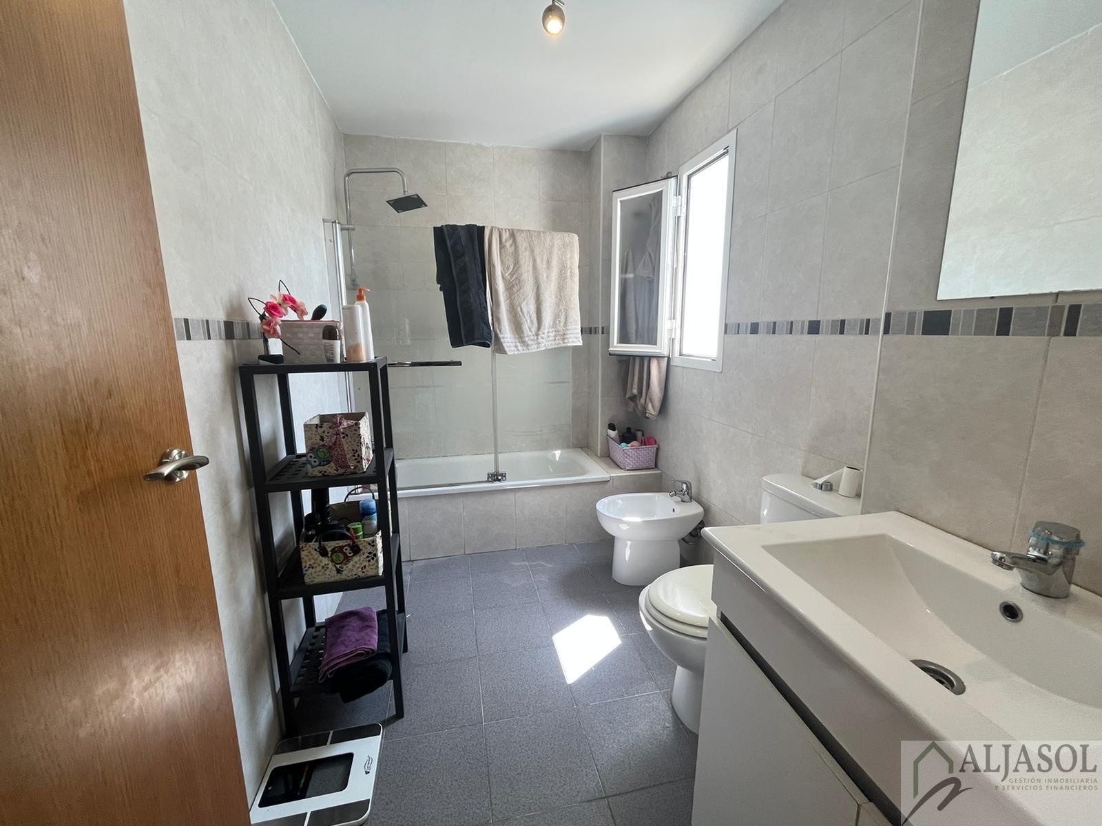 For sale of house in Gines