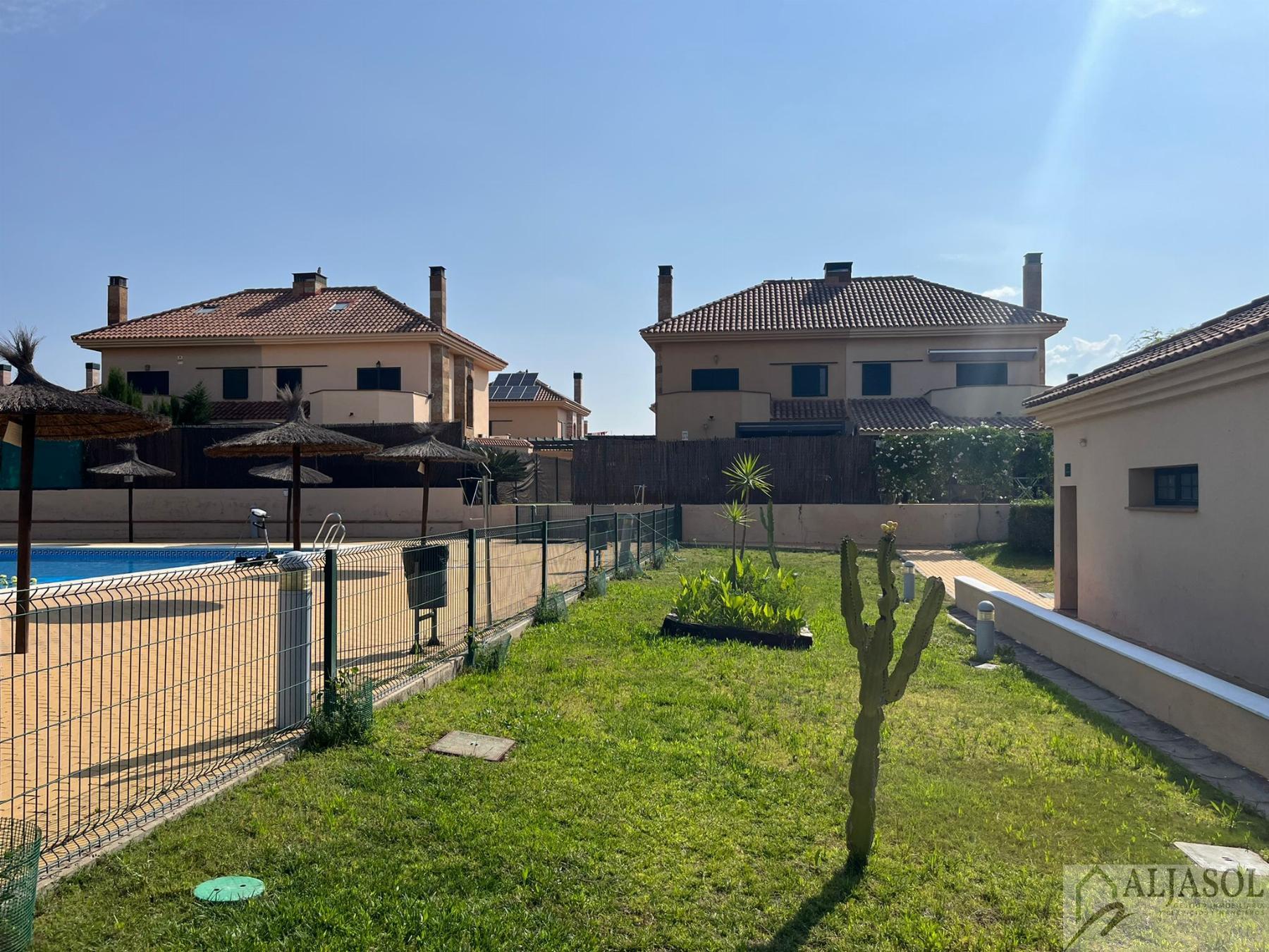For sale of chalet in Palomares del Río