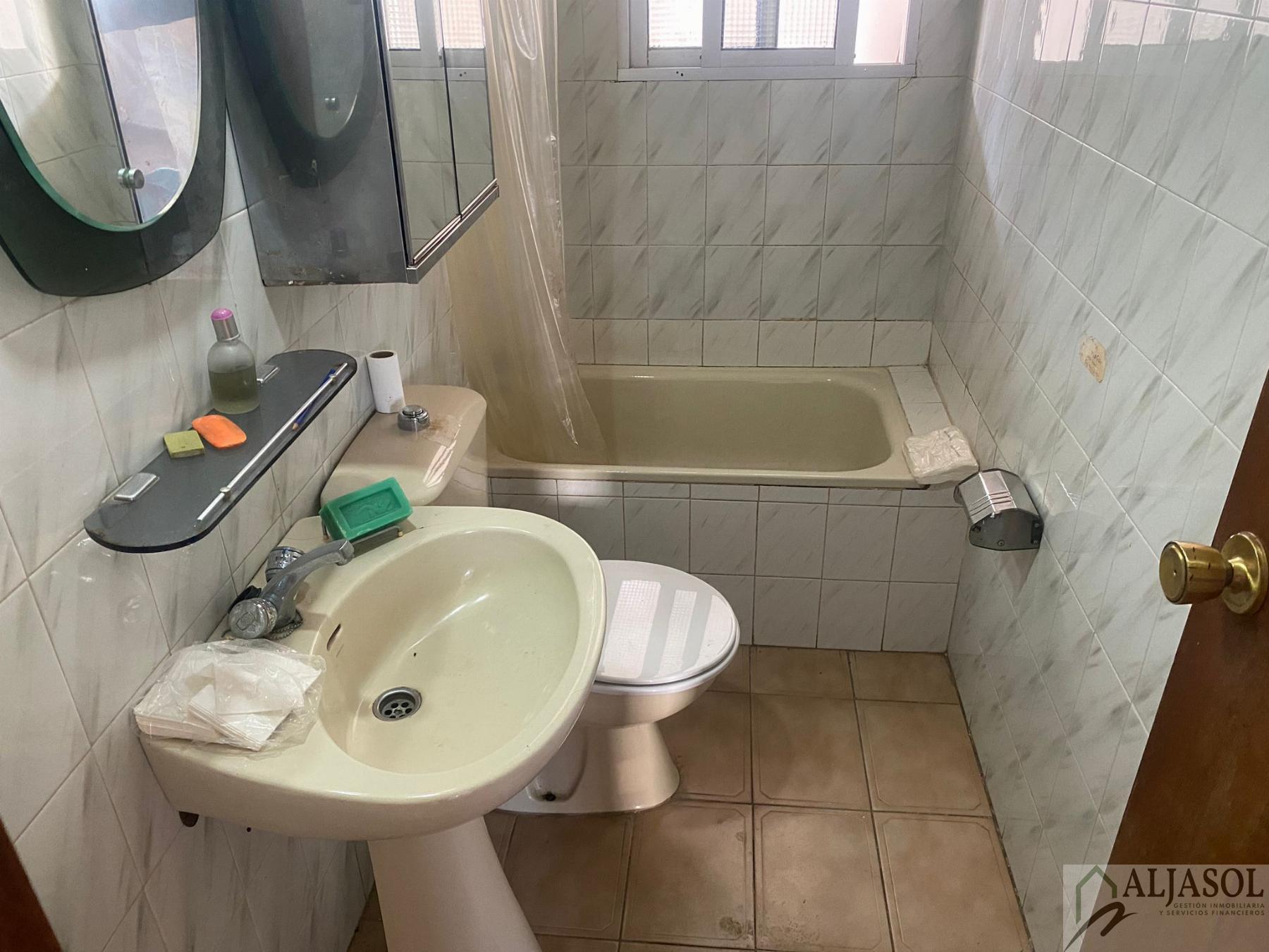 For sale of house in Villanueva del Ariscal