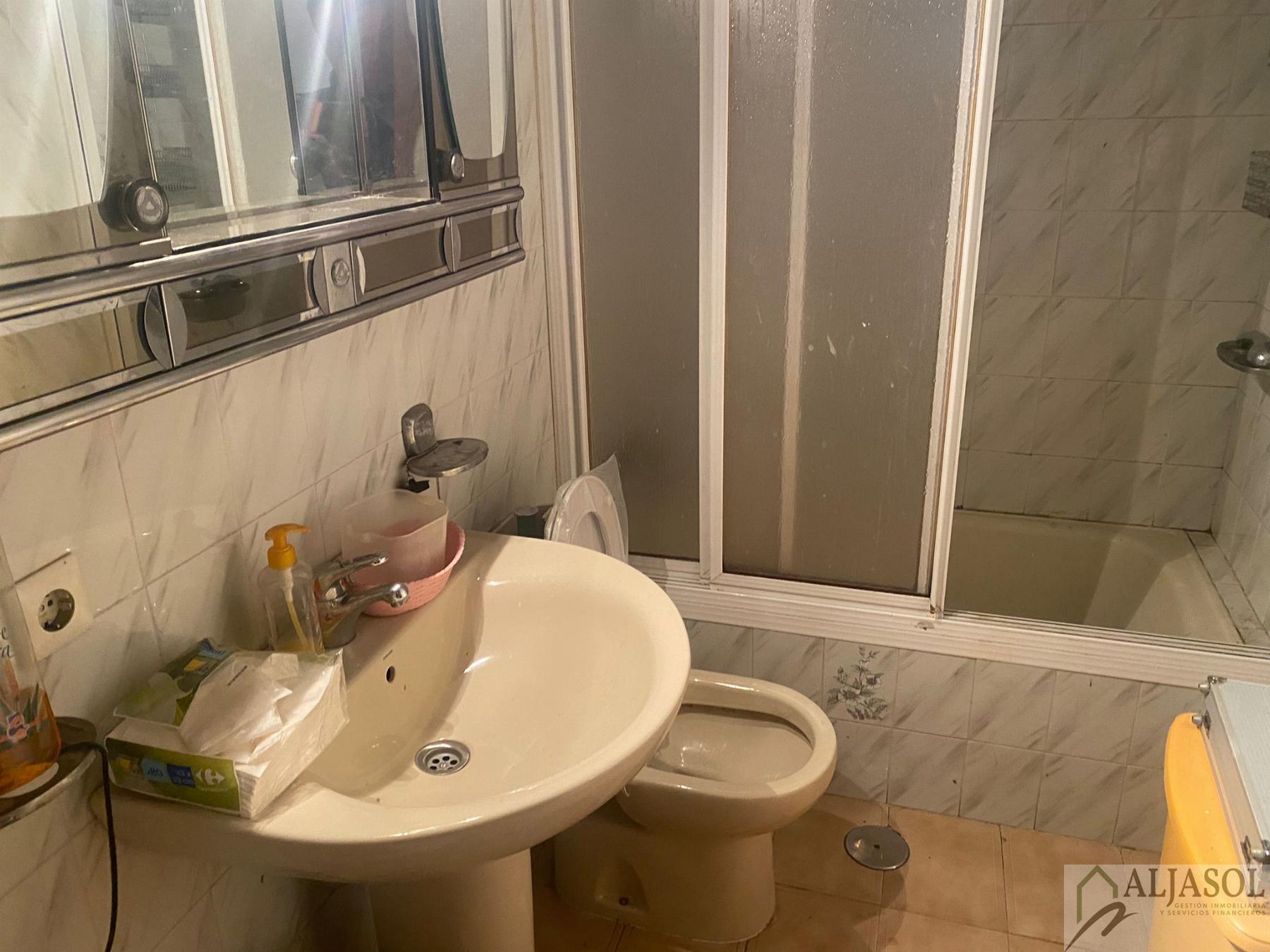 For sale of house in Villanueva del Ariscal