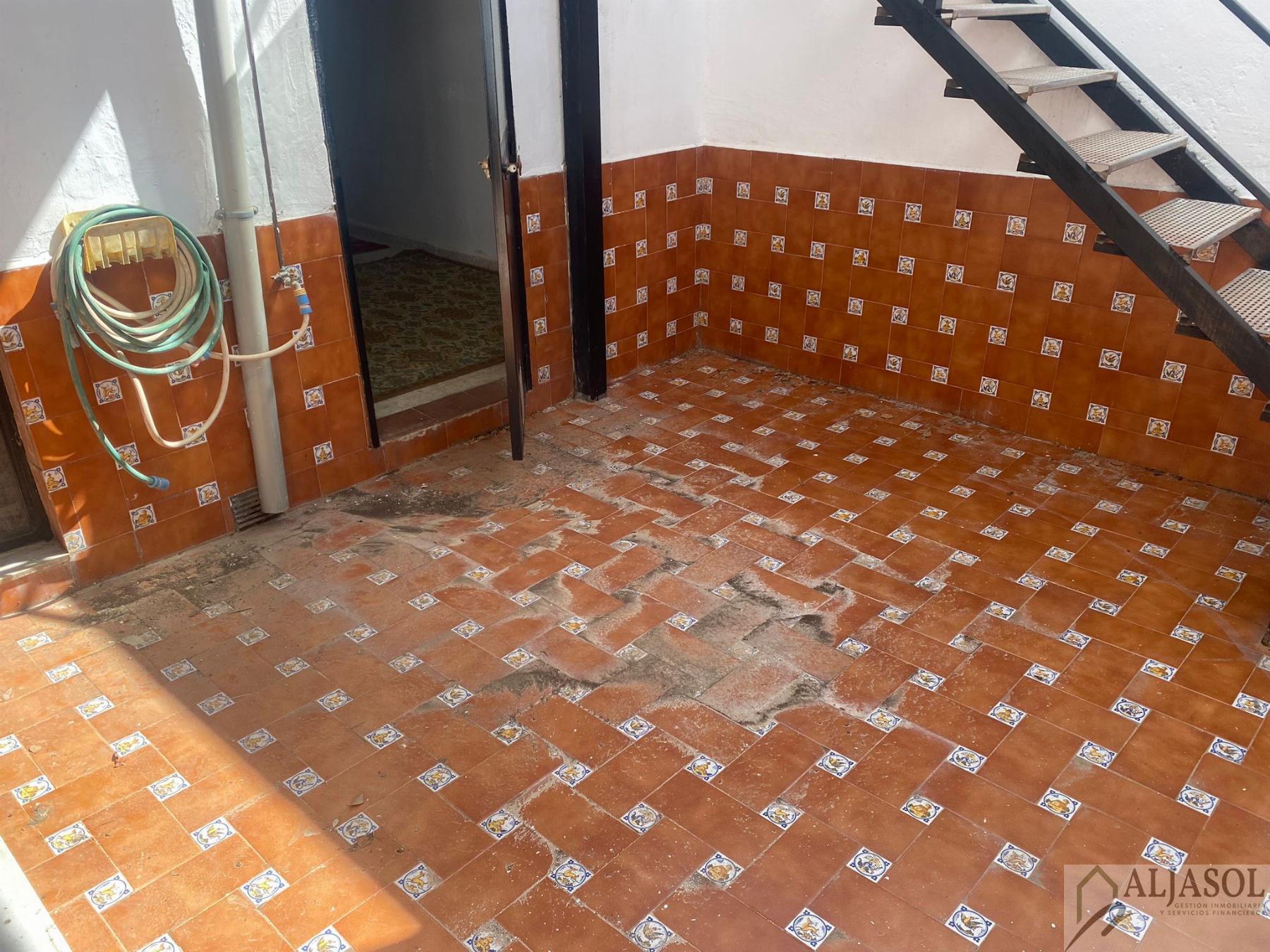 For sale of house in Villanueva del Ariscal