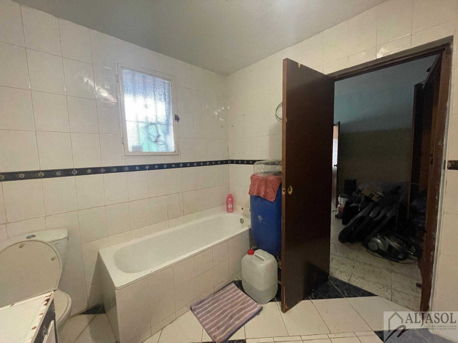 For sale of rural property in Palomares del Río