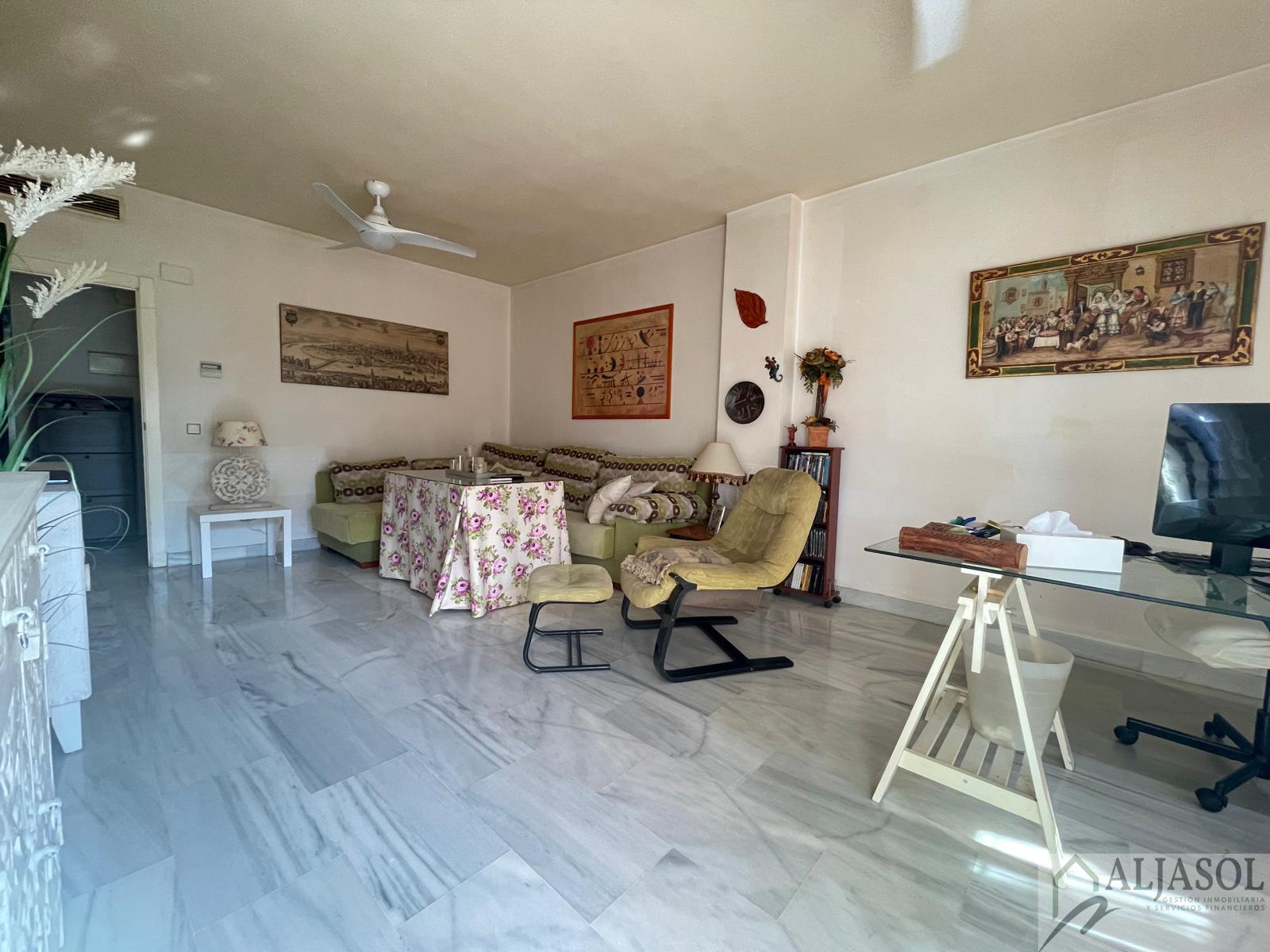 For sale of flat in Tomares