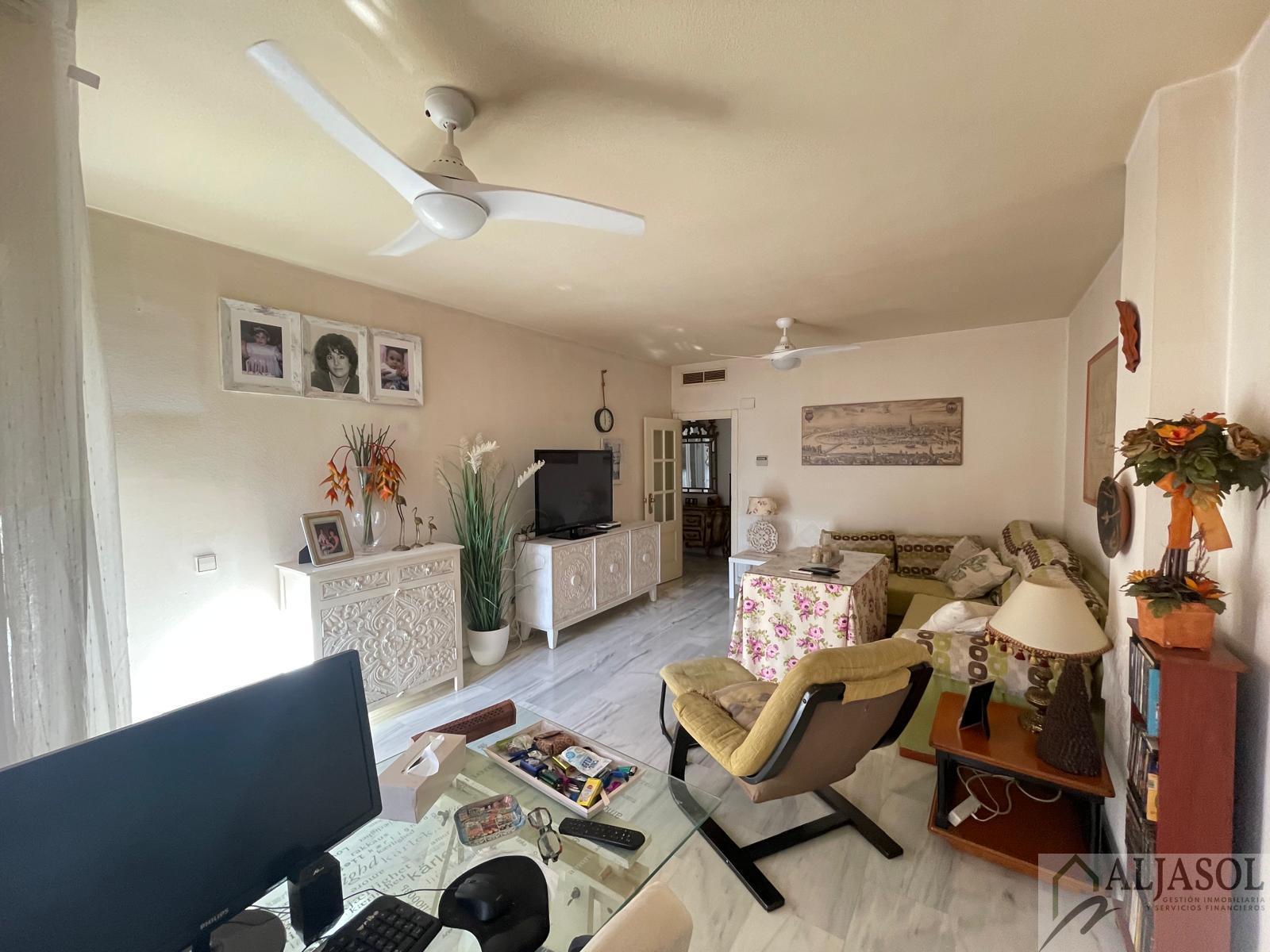 For sale of flat in Tomares