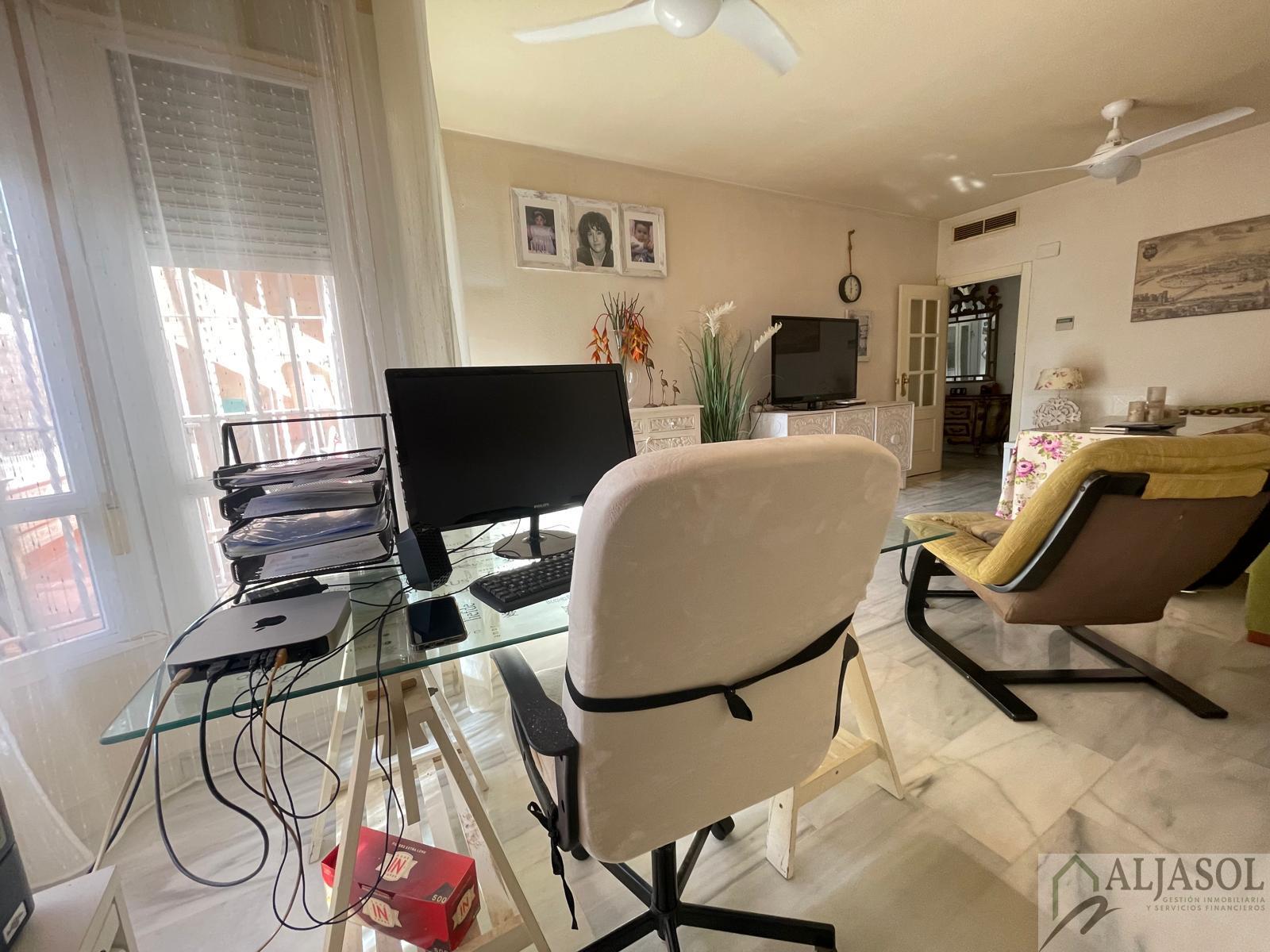 For sale of flat in Tomares