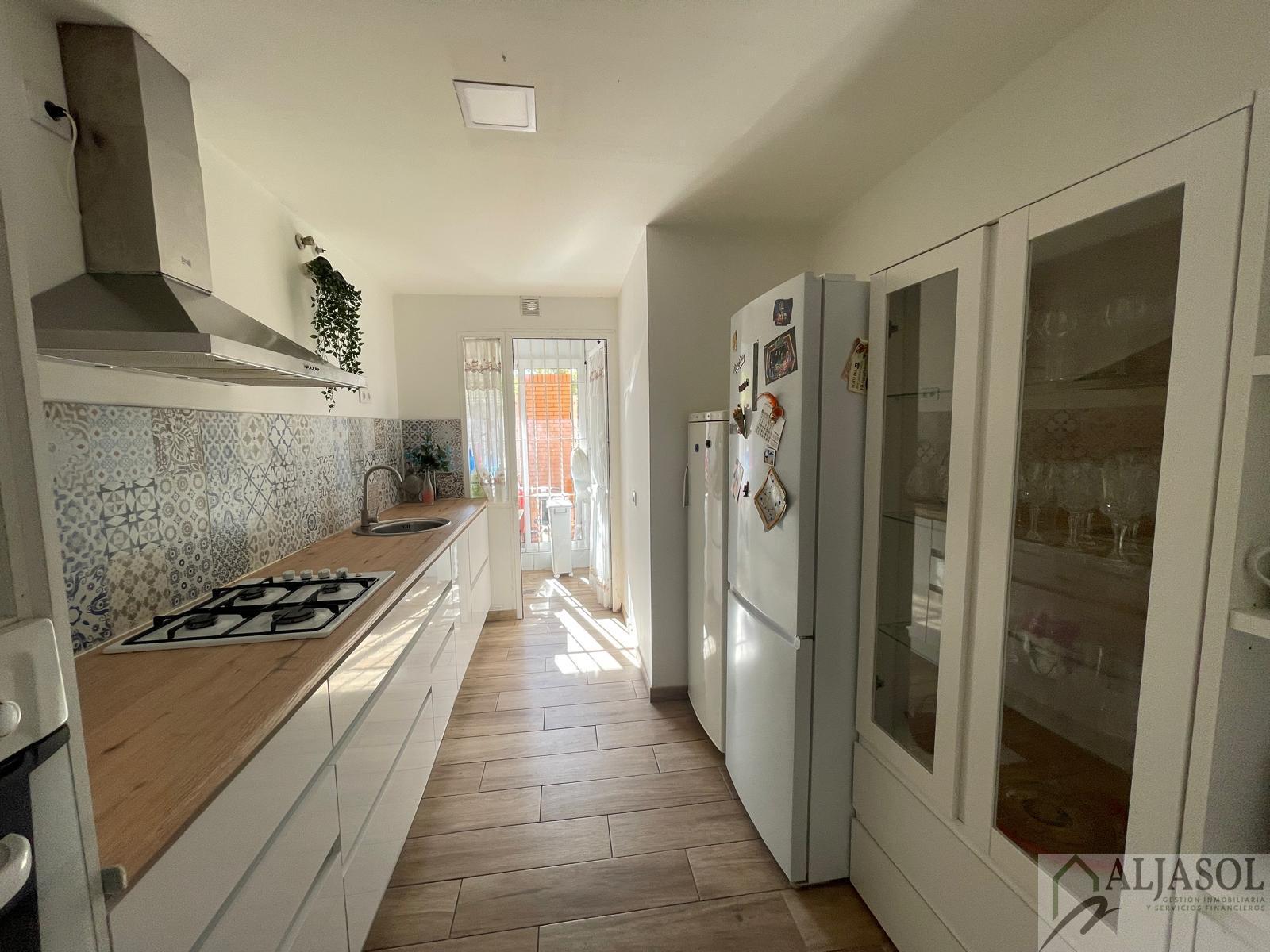 For sale of flat in Tomares