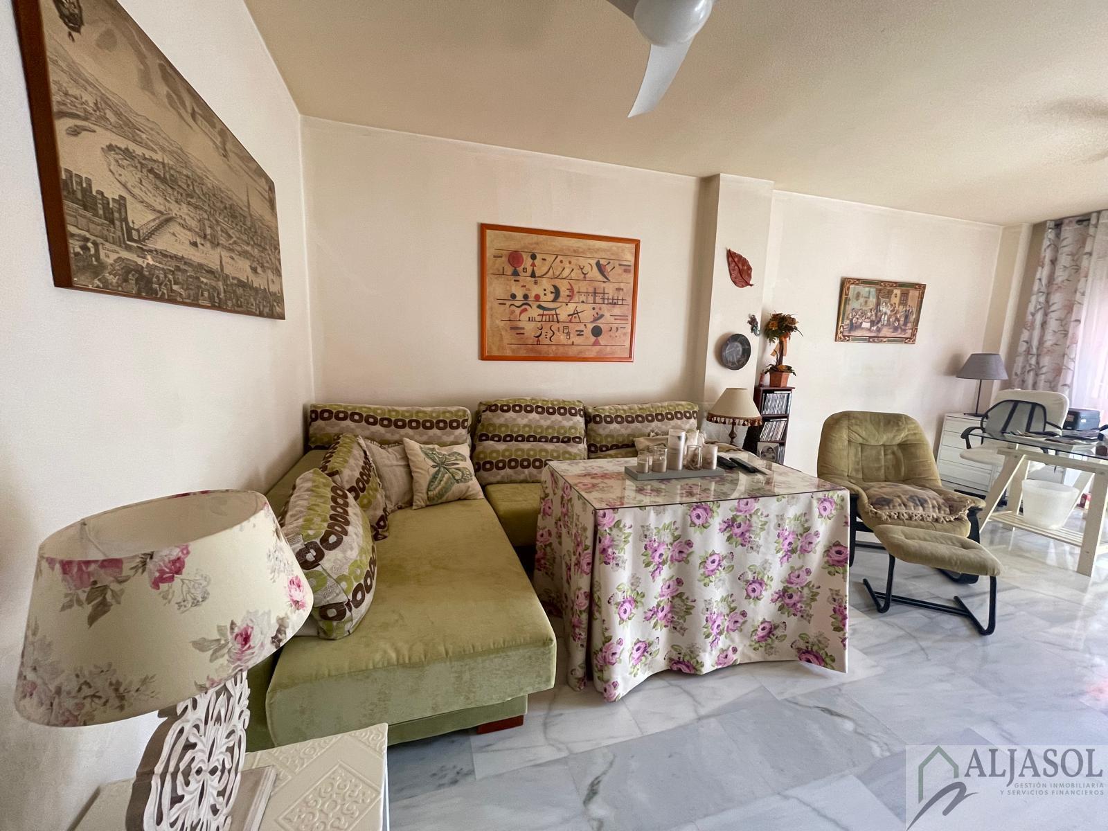 For sale of flat in Tomares