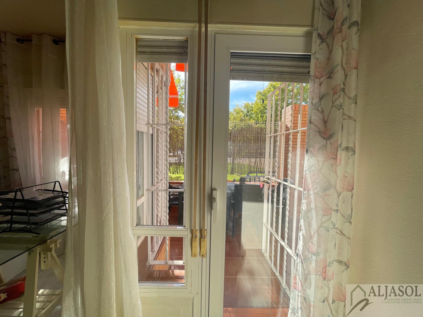 For sale of flat in Tomares