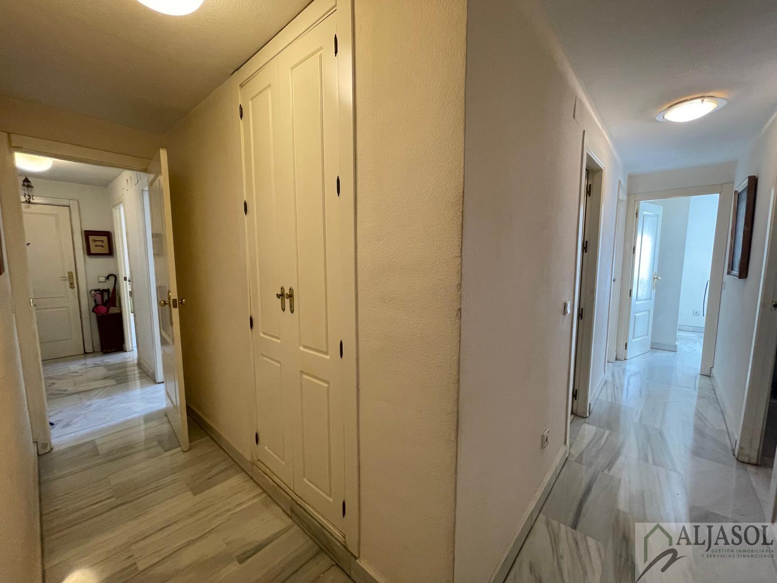 For sale of flat in Tomares