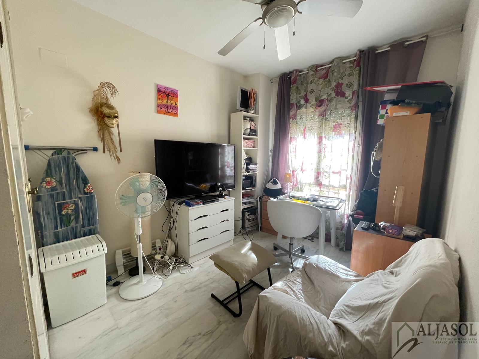 For sale of flat in Tomares