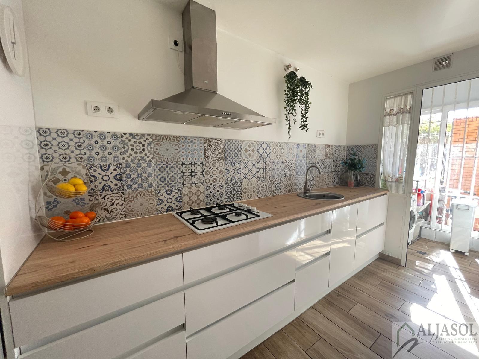 For sale of flat in Tomares