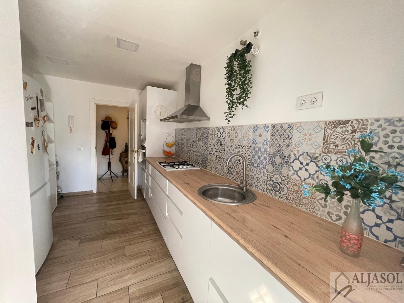 For sale of flat in Tomares
