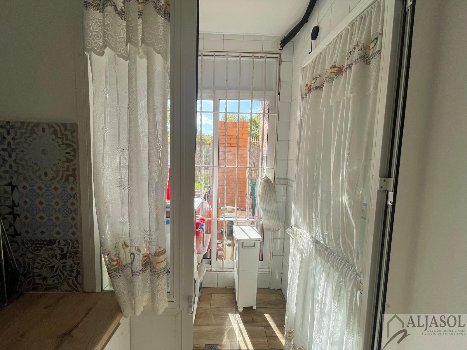 For sale of flat in Tomares