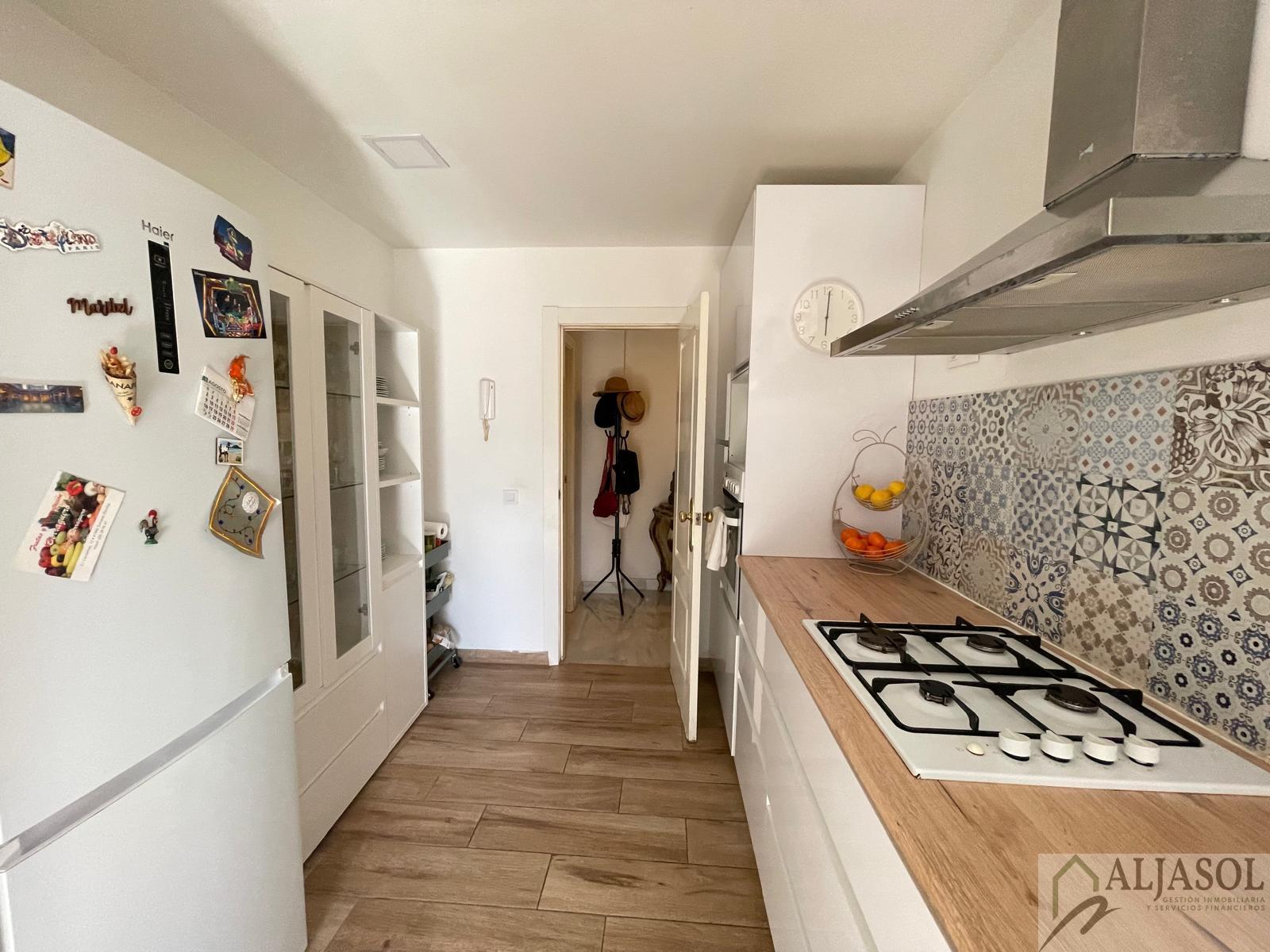 For sale of flat in Tomares