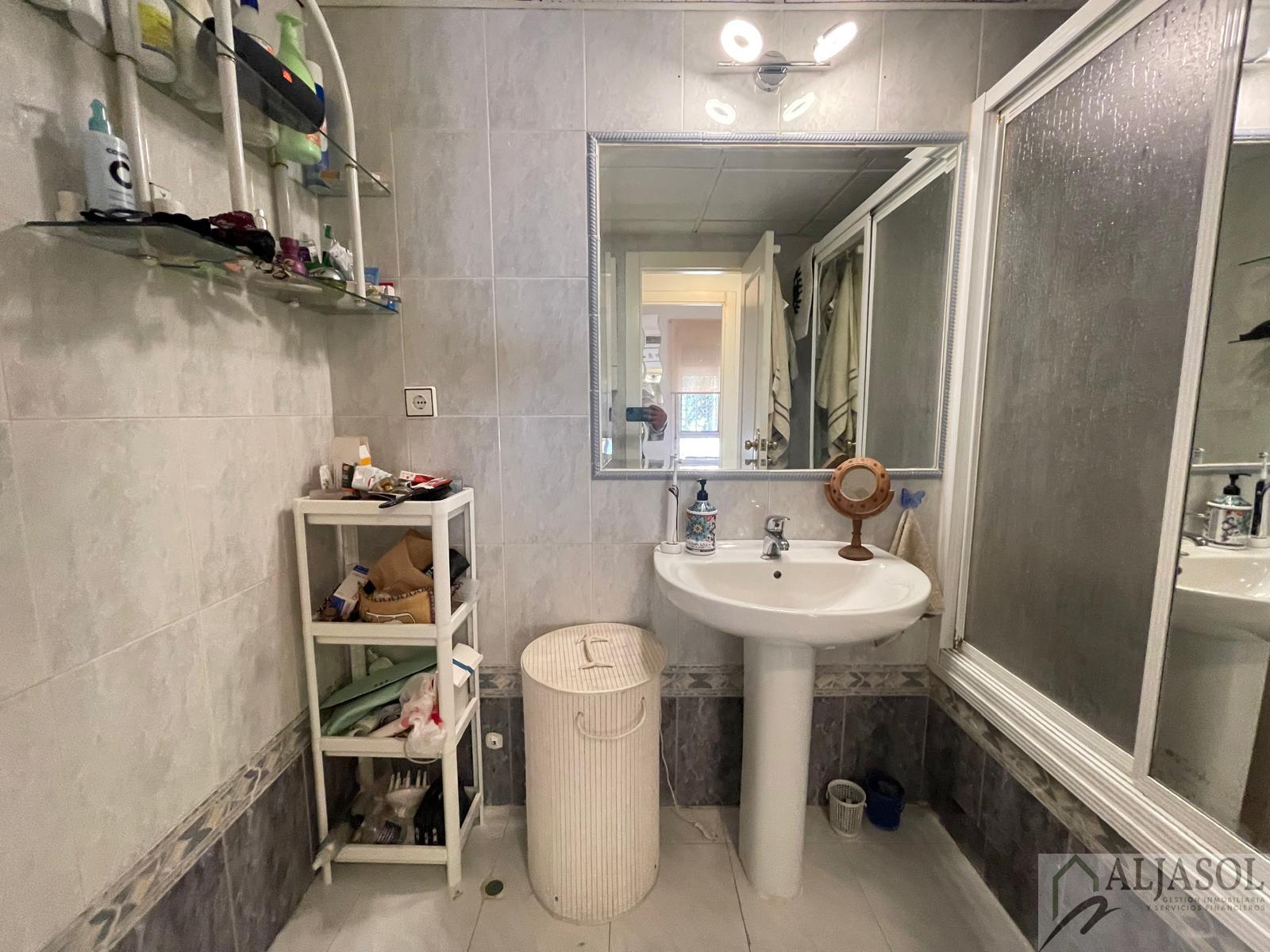 For sale of flat in Tomares