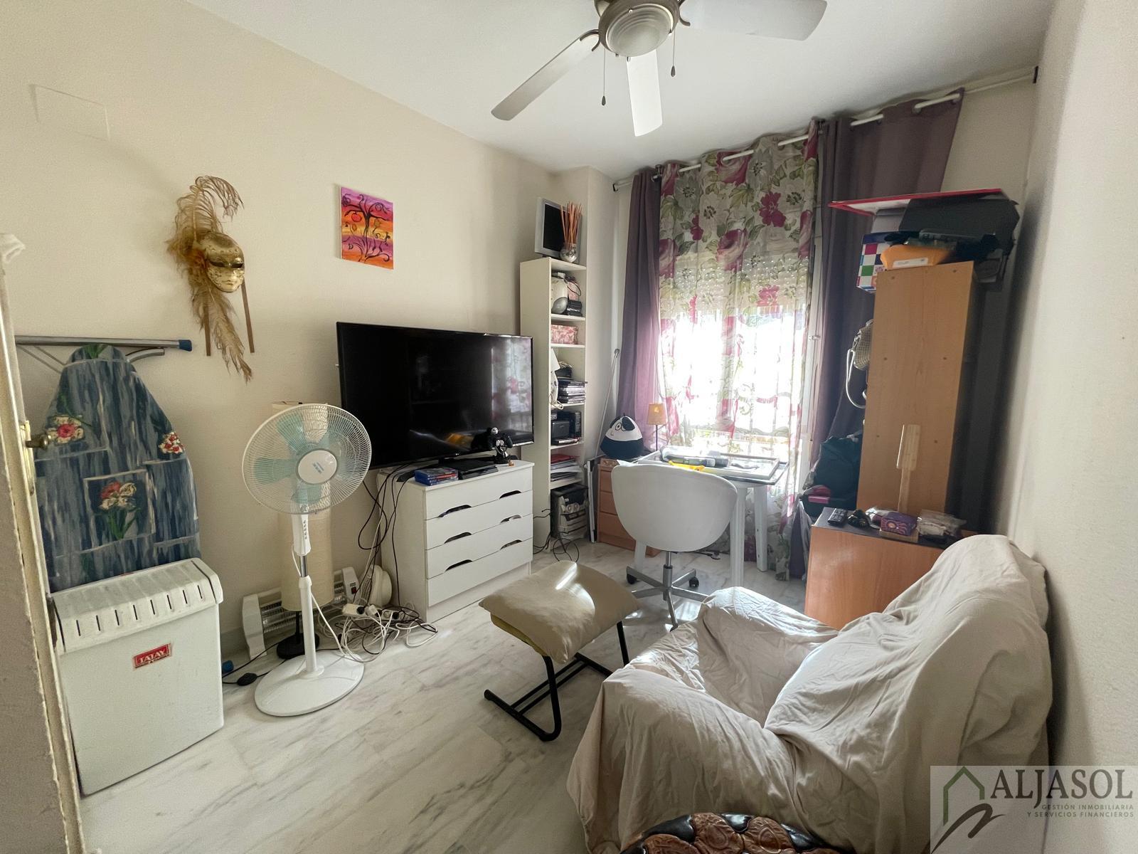 For sale of flat in Tomares