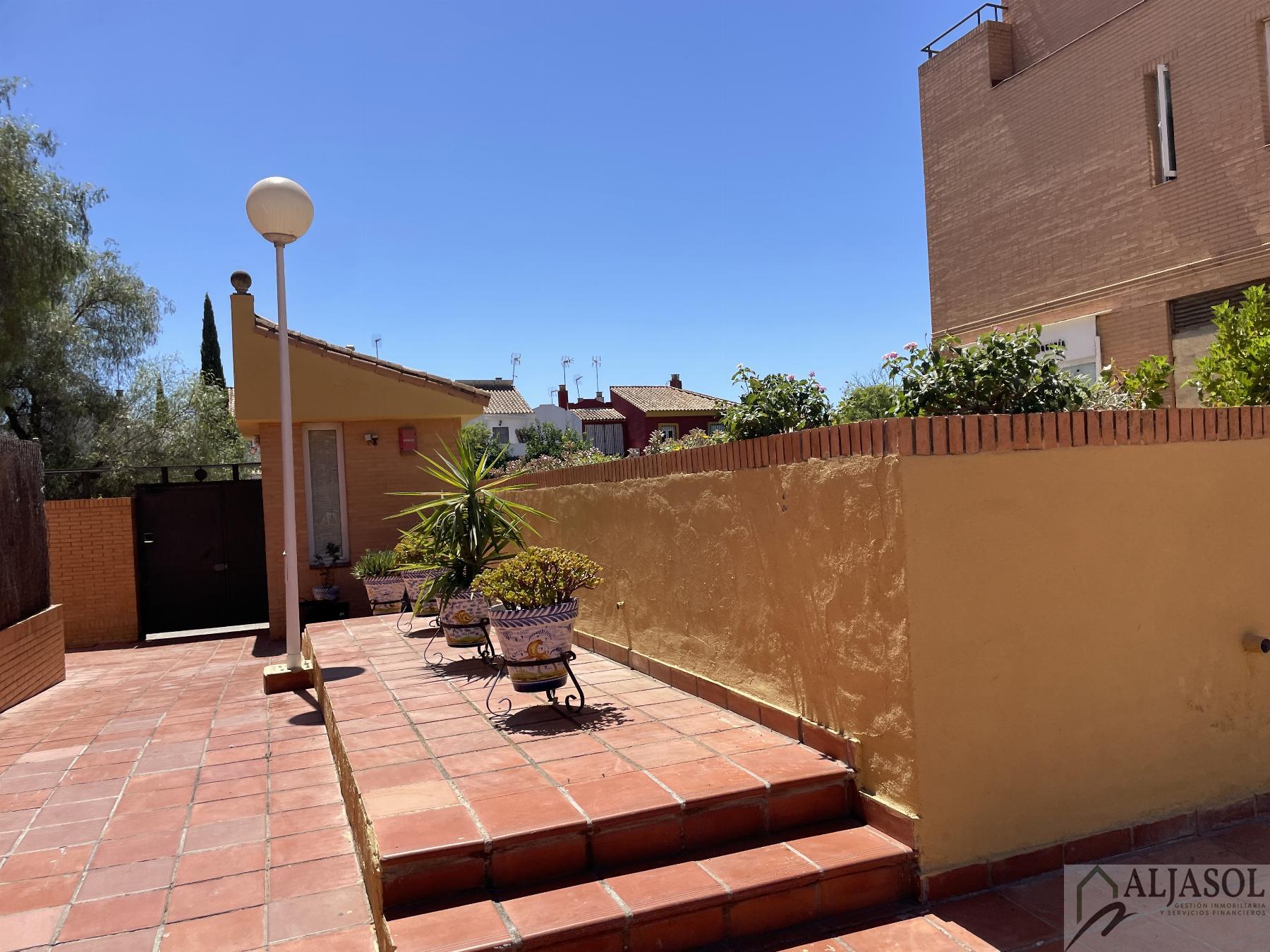 For sale of flat in Tomares