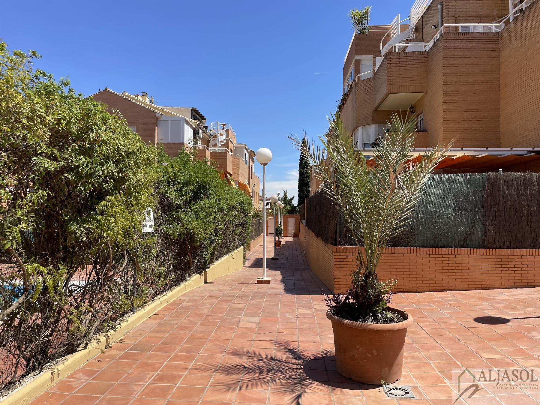 For sale of flat in Tomares
