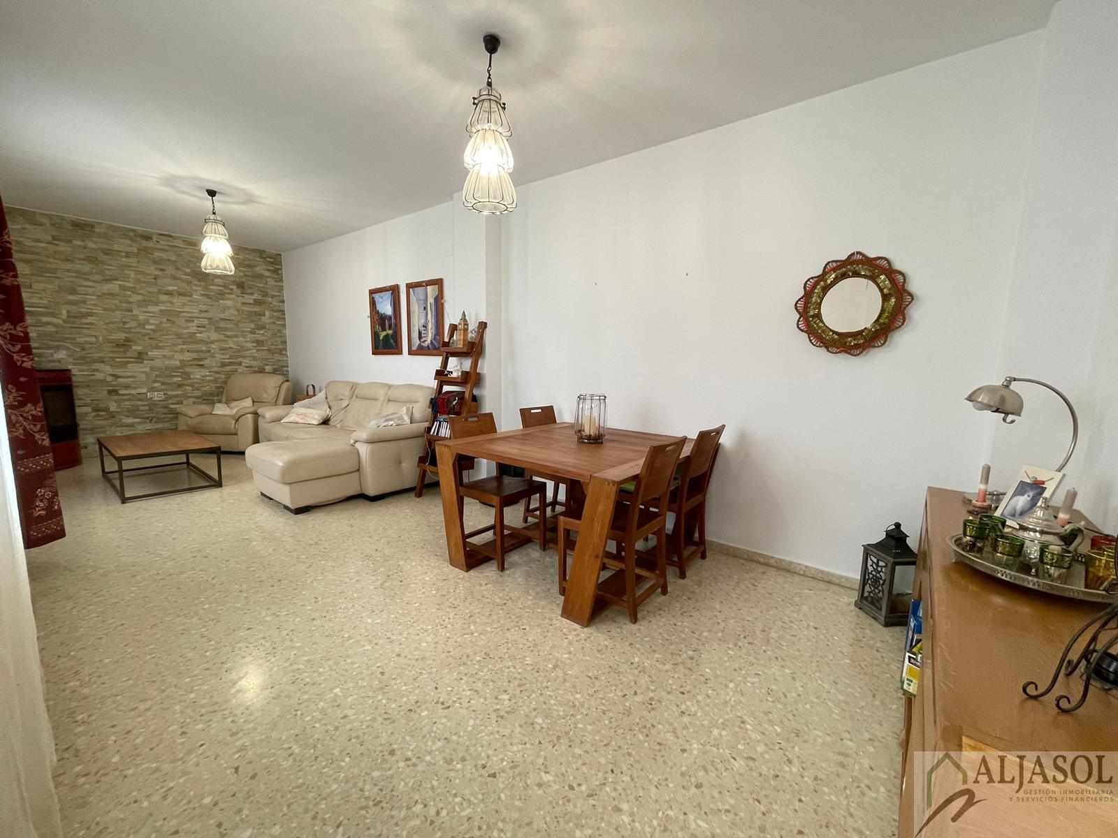 For sale of house in Villanueva del Ariscal