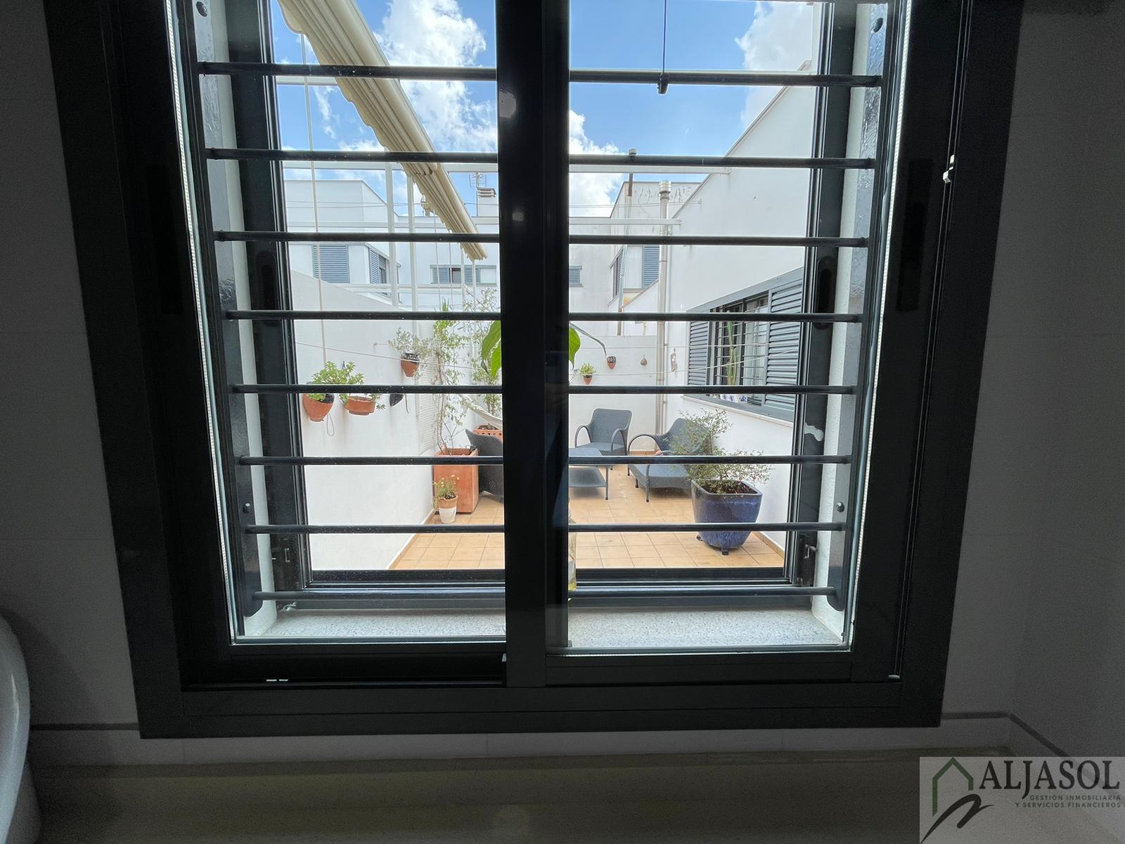 For sale of house in Villanueva del Ariscal