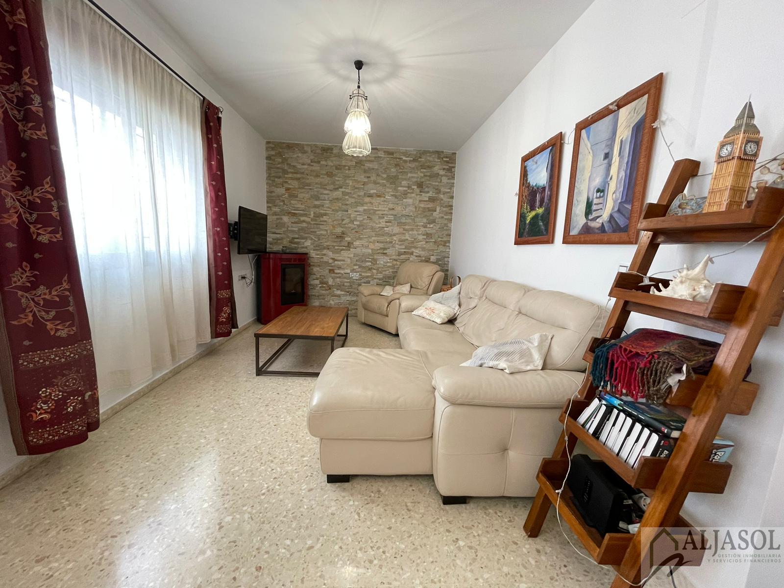 For sale of house in Villanueva del Ariscal