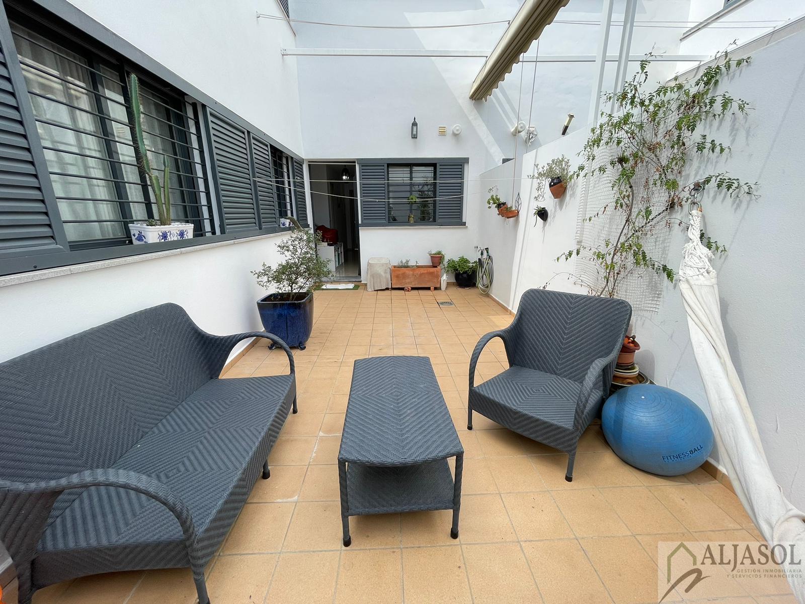 For sale of house in Villanueva del Ariscal