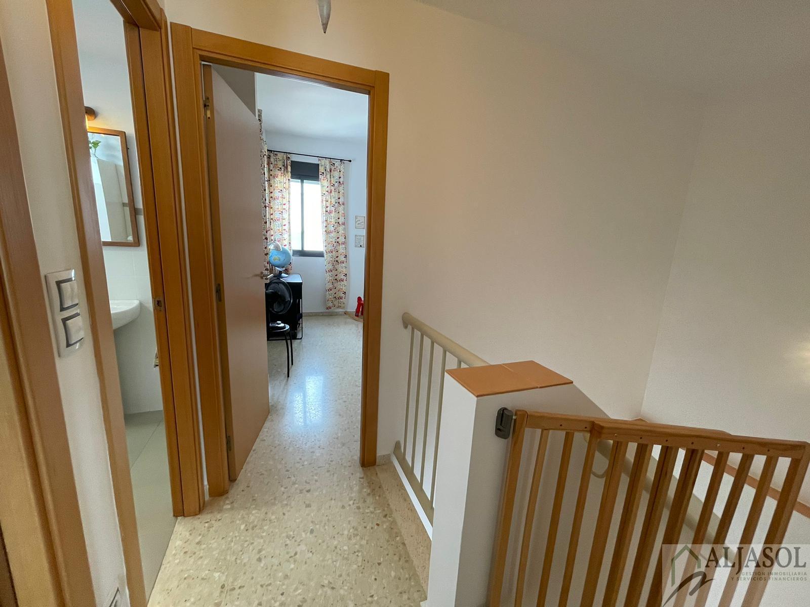 For sale of house in Villanueva del Ariscal