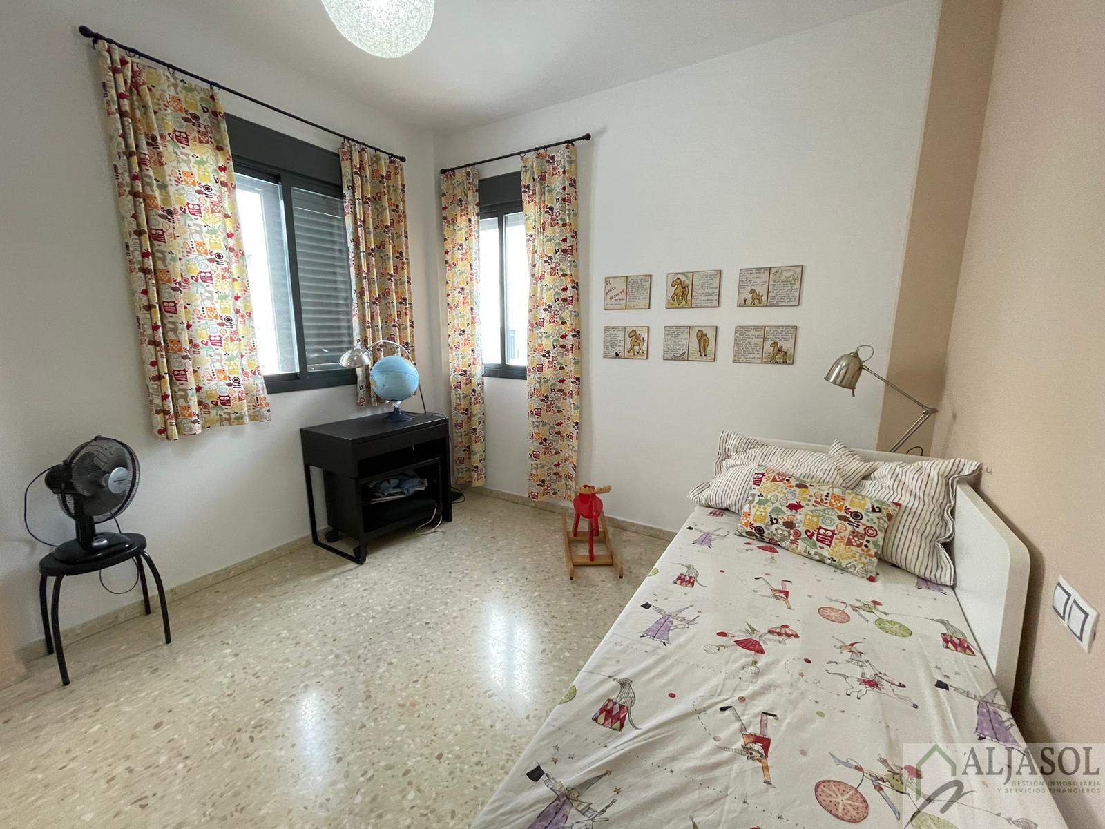 For sale of house in Villanueva del Ariscal