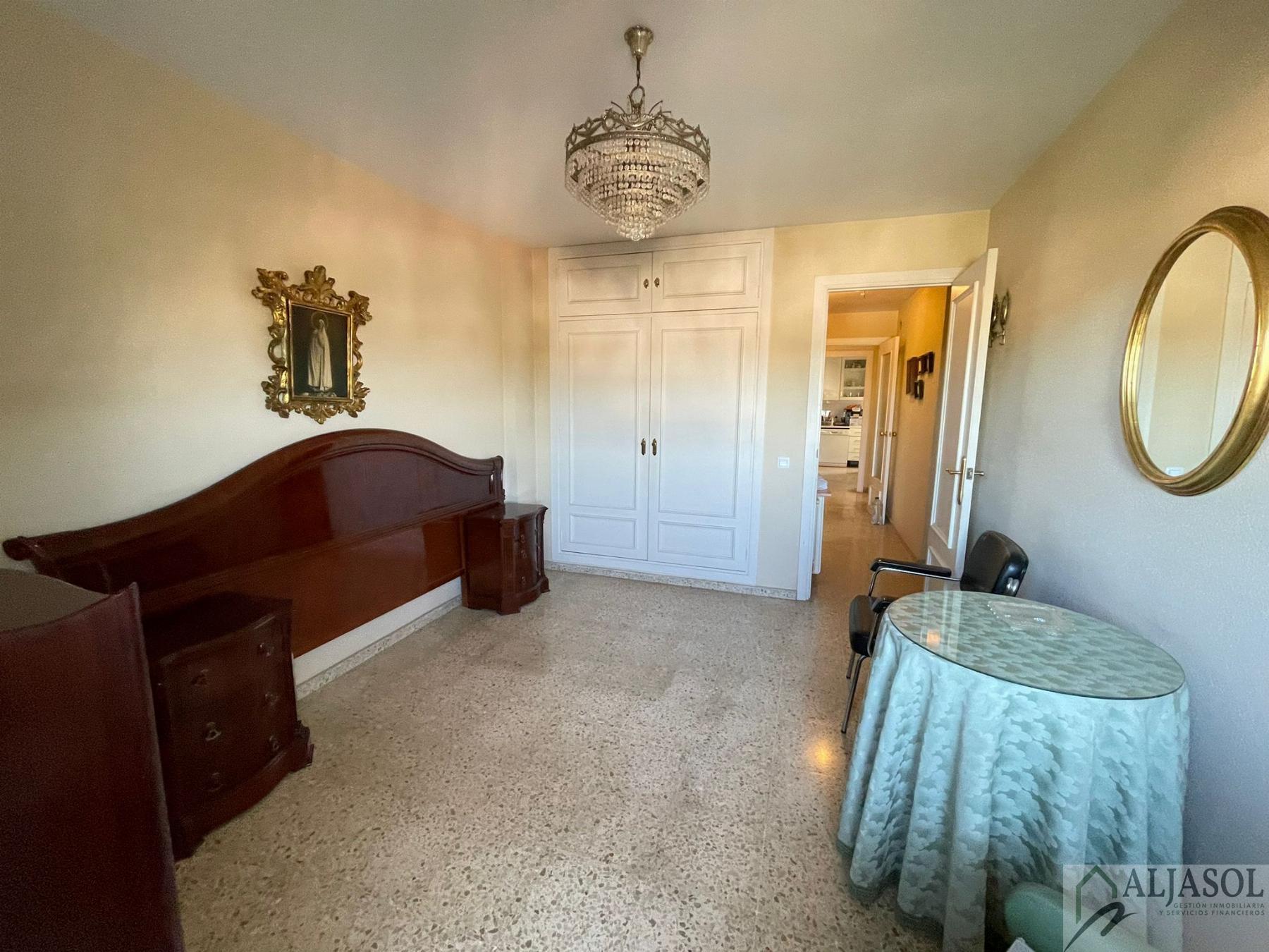For sale of flat in Tomares